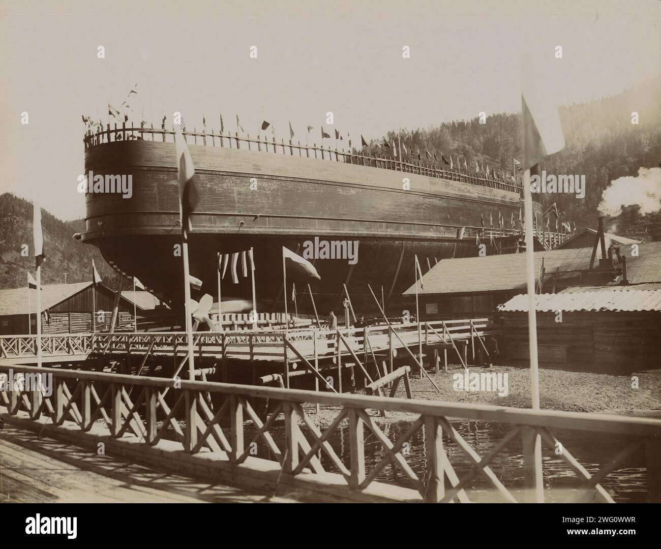 Traghetto per rompere il ghiaccio "Baikal", 1899. Questo album di sei fotografie raffigura il lancio del traghetto rompighiaccio Baikal nel villaggio di Listvenichnoye sulla riva occidentale del lago Baikal il 17 giugno 1899. Prima del completamento della ferrovia Circum-Baikal nel 1905, il lago segnò una rottura nella ferrovia Transiberiana che collegava la Russia europea a Vladivostok. Per collegare la parte occidentale e orientale della ferrovia, il comitato responsabile della Transiberiana decise di acquistare un traghetto rompicapo in grado di trasportare passeggeri e vagoni ferroviari attraverso il lago in inverno. Un contratto Foto Stock