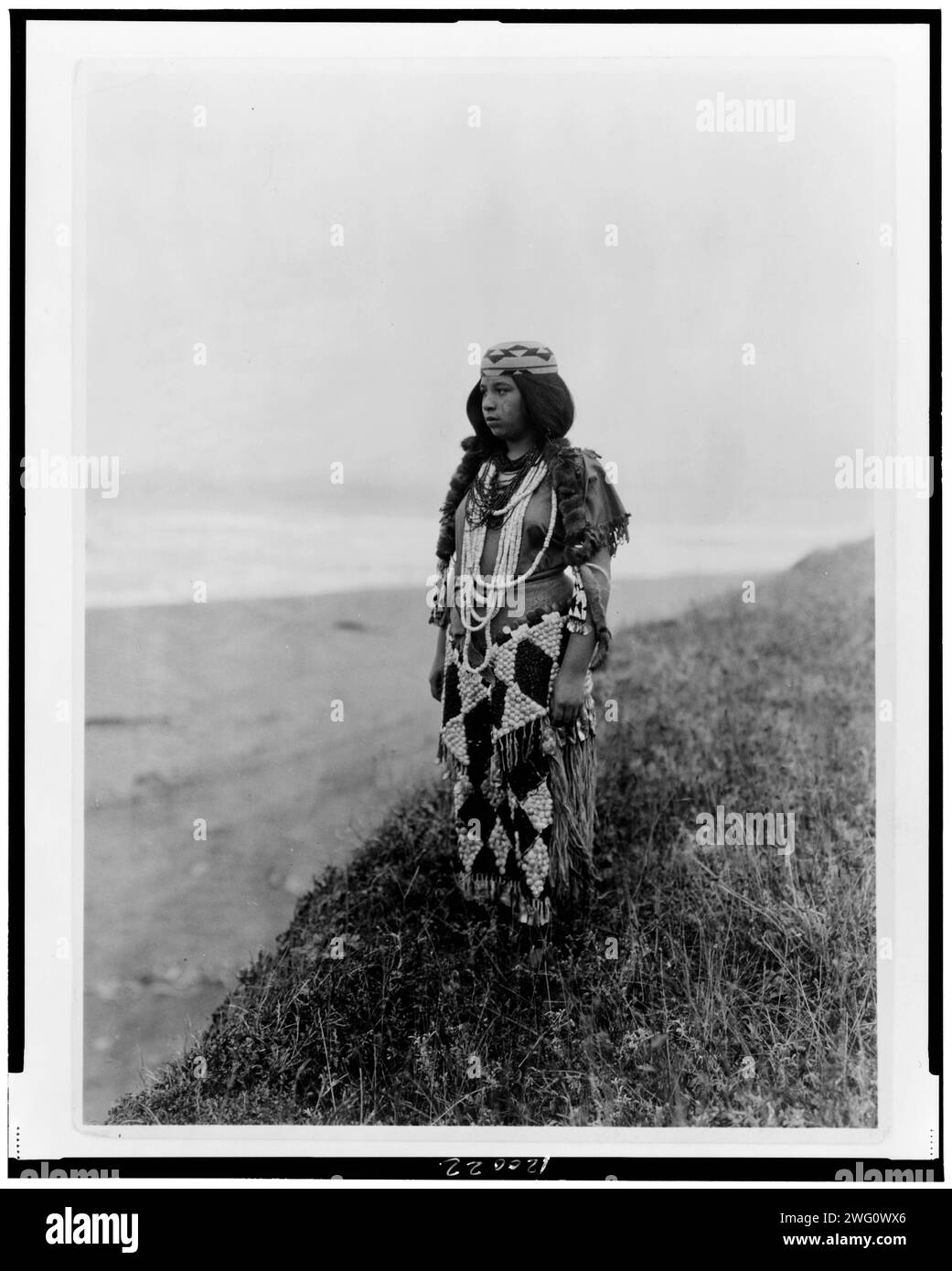 Sulle rive del Pacifico-Tolowa, c1923. Dorothy Lopez Williams in posizione collinare con vista sull'Oceano Pacifico. Foto Stock