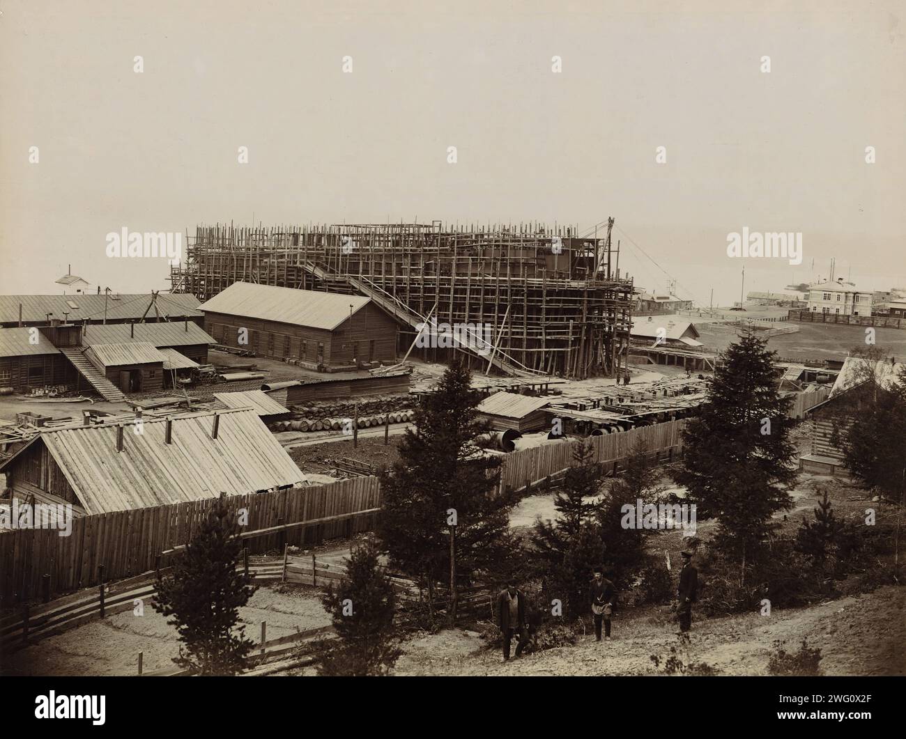 Traghetto per rompere il ghiaccio "Baikal", 1899. Questo album di sei fotografie raffigura il lancio del traghetto rompighiaccio Baikal nel villaggio di Listvenichnoye sulla riva occidentale del lago Baikal il 17 giugno 1899. Prima del completamento della ferrovia Circum-Baikal nel 1905, il lago segnò una rottura nella ferrovia Transiberiana che collegava la Russia europea a Vladivostok. Per collegare la parte occidentale e orientale della ferrovia, il comitato responsabile della Transiberiana decise di acquistare un traghetto rompicapo in grado di trasportare passeggeri e vagoni ferroviari attraverso il lago in inverno. Un contratto Foto Stock