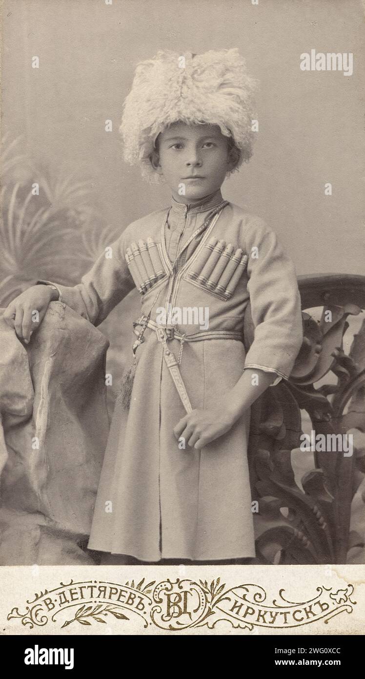 Ritratto di un ragazzo Leonid in costume nazionale caucasico, fine del XIX secolo. Questa collezione contiene 136 fotografie di Irkutsk risalenti alla fine del XIX secolo e all'inizio del XX secolo. Le fotografie mostrano vedute sia della città di Irkutsk che della campagna della provincia di Irkutsk; metodi di trasporto; e della cittadinanza, compreso il loro stile di vita, attività sociali e forme di intrattenimento. Museo di storia municipale di Irkutsk Foto Stock