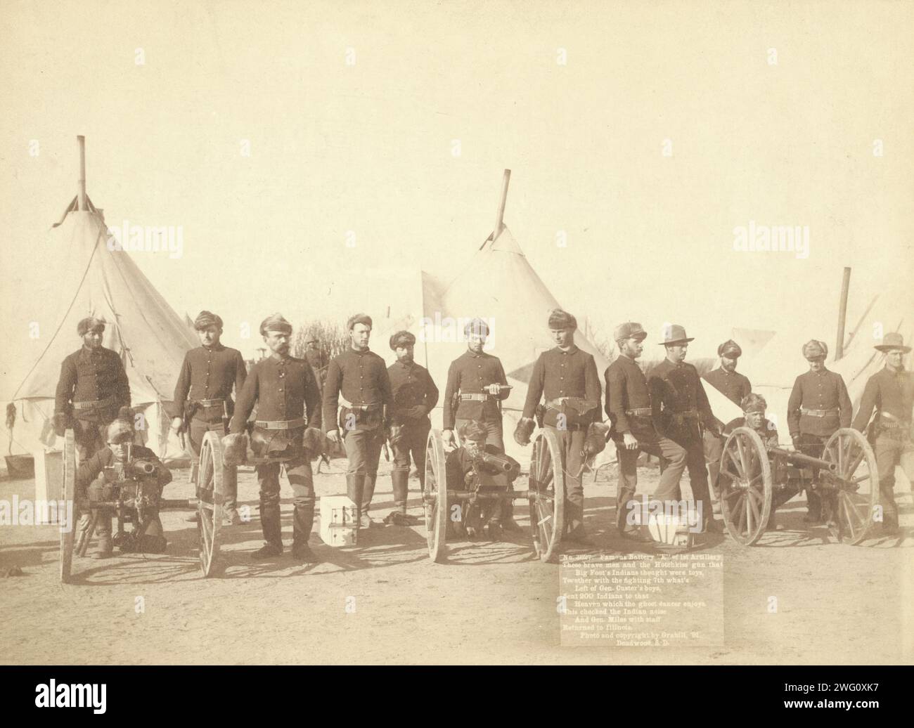 Famosa batteria "e" della 1st Artillery questi uomini coraggiosi e la pistola Hotchkiss che gli indiani di Big Foot pensavano fossero giocattoli, insieme al Fighting 7th quello che rimane dei ragazzi del Gen Custer, ha mandato 200 indiani in quel paradiso, a cui piace il ballerino fantasma, ha controllato il rumore indiano e Gen Miles con il personale è tornato in Illinois, 1891. Quindici militari in uniforme posero con tre cannoni Hotchkiss davanti alle tende dell'esercito. I cannoni sono Hotchkiss Mountain Guns da 1,65 poll. A volte sono indicati come Mountain Rifles. Foto Stock