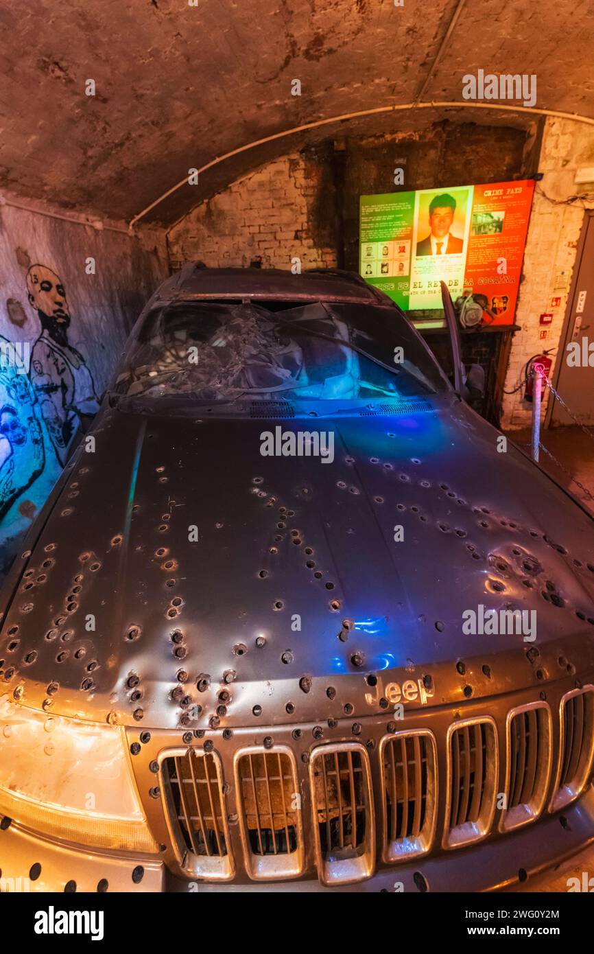 Inghilterra, Sussex, East Sussex, Hastings, True Crime Museum, mostra della jeep a prova di proiettile del re Heriberto Lazcano della cocaina messicana dopo la sua uccisione Foto Stock