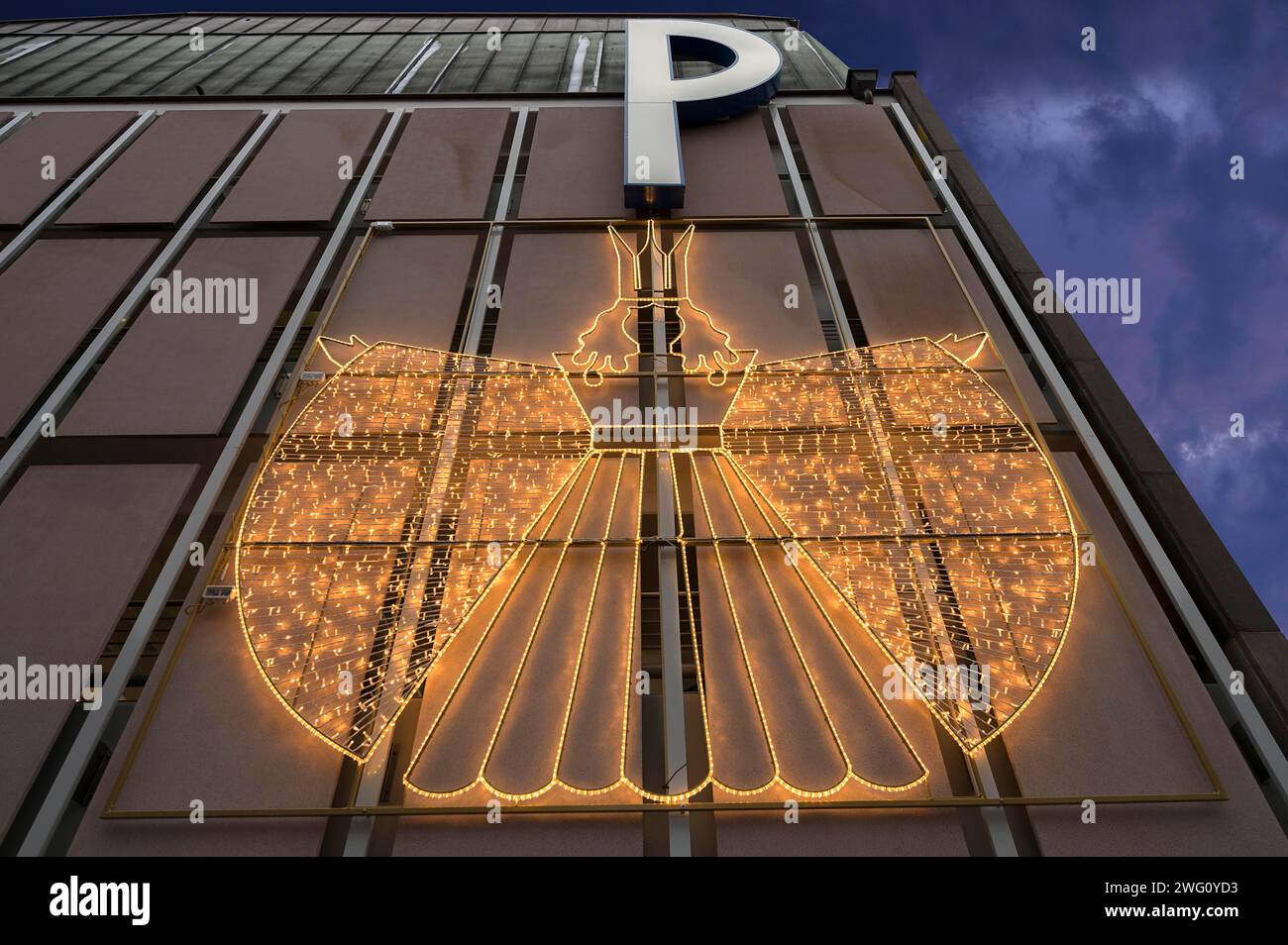 Decorazioni natalizie in un parcheggio multipiano, Norimberga, Franconia media, Baviera, Germania Foto Stock