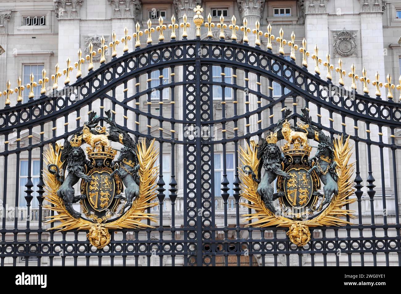 Stemma reale al cancello, Buckingham Palace, Londra, Londra, regione di Londra, Inghilterra, Regno Unito Foto Stock
