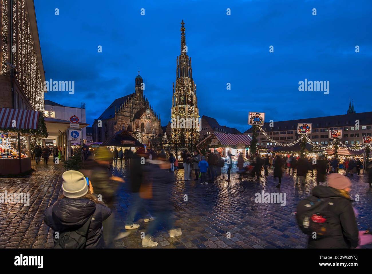 Mercatino di Natale con splendida fontana, Norimberga, Franconia media, Baviera, Germania Foto Stock