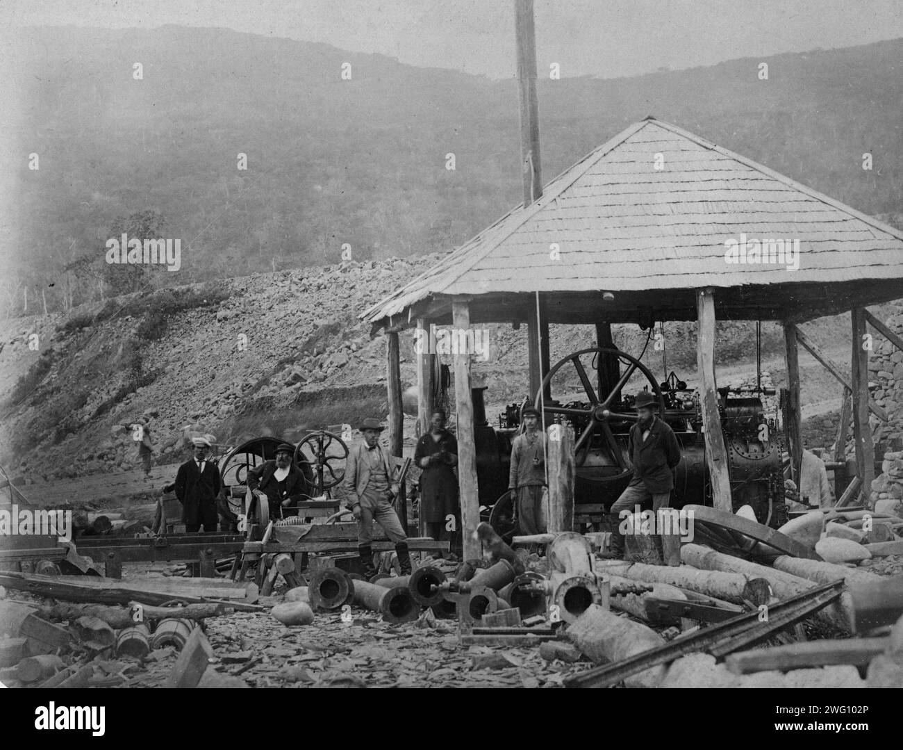 Lavatrice d'oro sull'isola di Askold, 1865-1871. Questo album contiene 154 fotografie scattate nella seconda metà degli anni '1860 e '1870 da un fotografo locale dell'Estremo Oriente, V. V. Lanin. Il mercante V. P. Myl'nikov lo presentò come dono alla Biblioteca pubblica Imperiale di St. Petersburg al suo ritorno dalla regione di Amur. Le fotografie rappresentano una varietà di soggetti, tra cui scene municipali di Blagoveshchensk, Nikolaevsk-na-Amure e Vladivostok; immagini della vita e della cultura nativa, vedute della natura e del commercio lungo i fiumi Amur, Ussuri e Suifun. Foto Stock