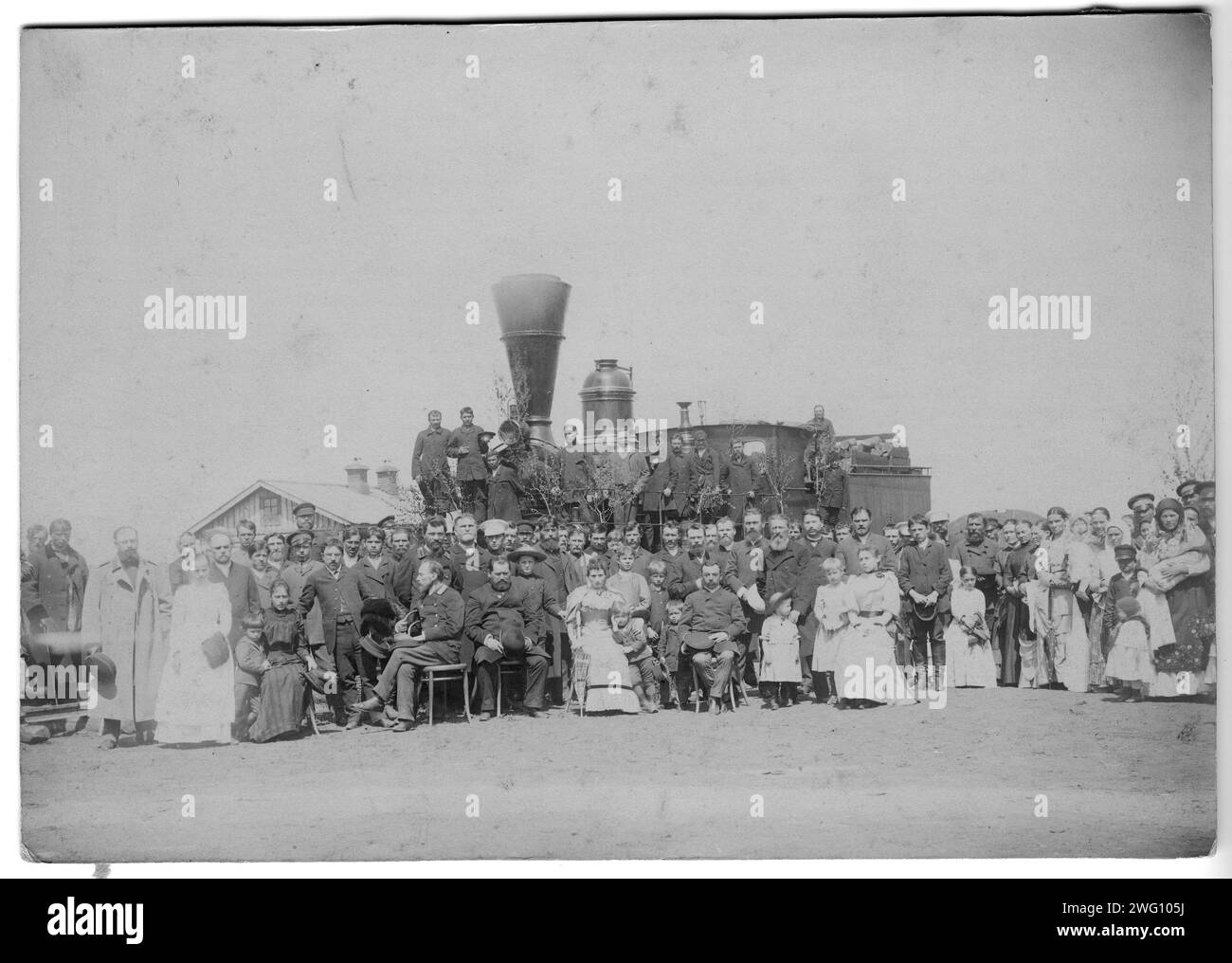 Il primo treno a Irkutsk, 1898. 136 fotografie di Irkutsk della fine del XIX secolo e dell'inizio del XX secolo. Le fotografie mostrano vedute sia della città di Irkutsk che della campagna della provincia di Irkutsk; i metodi di trasporto; e la cittadinanza, compreso il loro stile di vita, le attività sociali e le forme di intrattenimento. Museo di storia municipale di Irkutsk Foto Stock