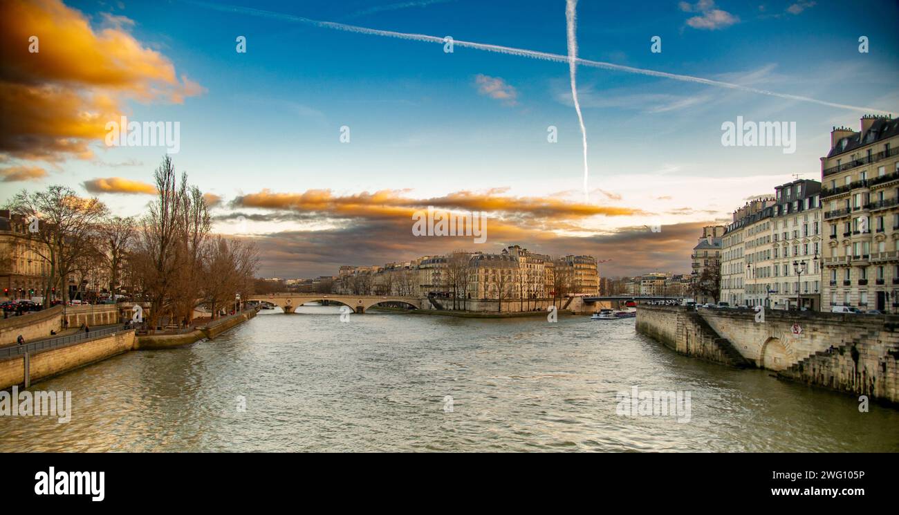 1° febbraio 2024: Vista dal ponte della Senna che si divide in due braccia e forma un'isola. Foto Stock