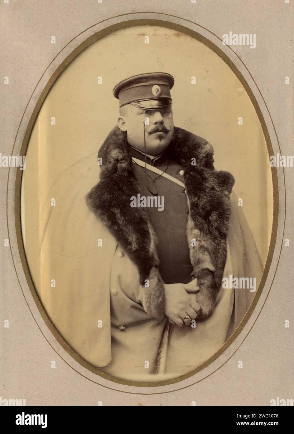 Vigile del fuoco A.F. Domishkevich in uniforme, fine Ottocento - inizio Novecento. Questa raccolta di fotografie e documenti dall'archivio privato di Sergei Mikhailovich Chashchin riguarda l'istituzione di un servizio antincendio nella Siberia orientale nel XIX e all'inizio del XX secolo. Include materiali sulle prime attrezzature antincendio, l'organizzazione di una squadra siberiana e i leader del primo servizio antincendio della Siberia. Foto Stock