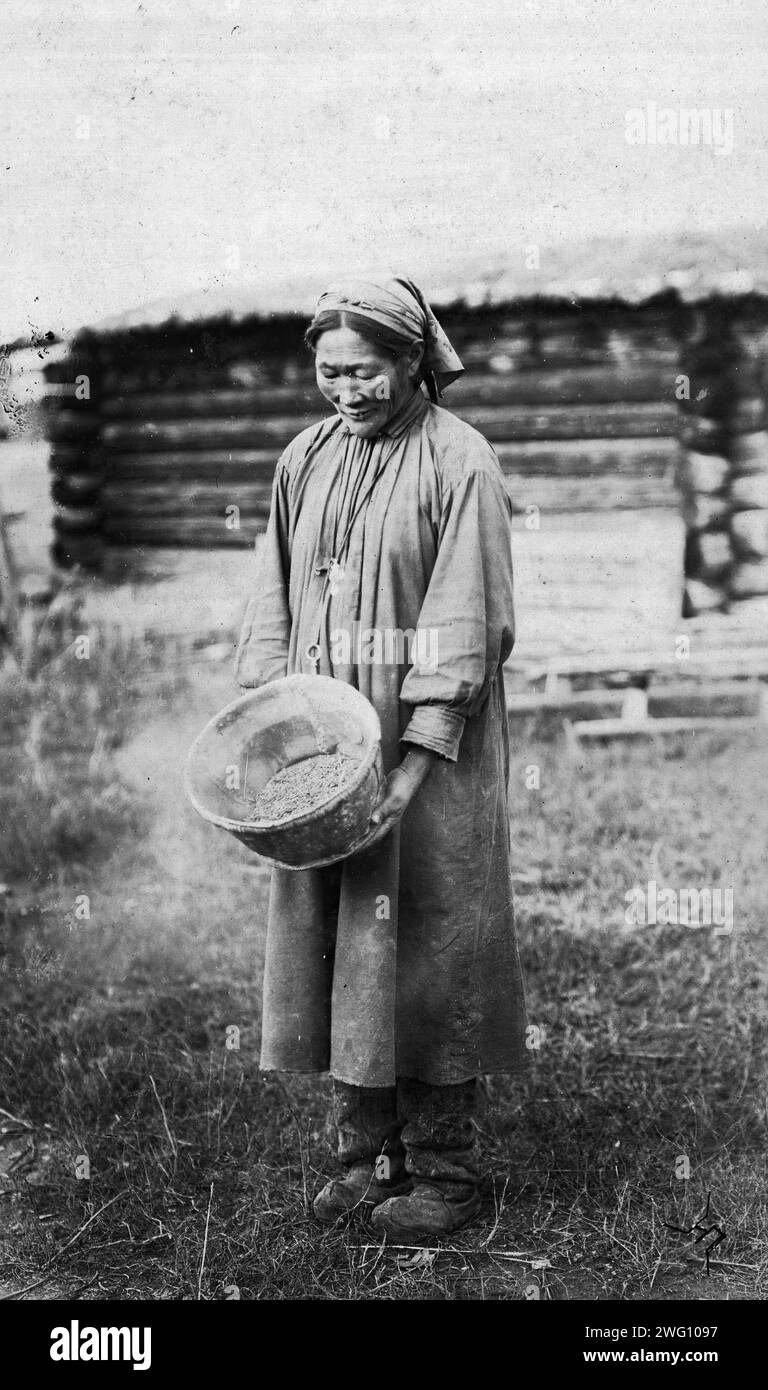 Lavoro domestico, fine XIX secolo - inizio XX secolo. L'album Peoples of Siberia contiene ventisette fotografie che ritraggono Yakuts e Buryat, la vita quotidiana, i festival, gli incontri, l'alloggio, utensili e accessori per la caccia. Molte delle fotografie sono firmate con le iniziali "I. P." Irkutsk State University Foto Stock