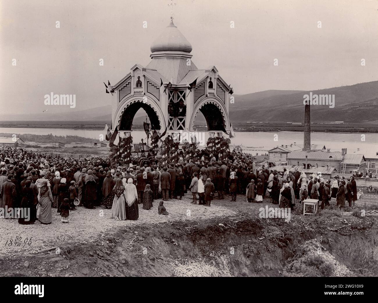 Servizio di preghiera per la posa di un ponte ferroviario sul fiume Yenisei, 1896. Questa collezione comprende più di quattrocento fotografie della vita quotidiana nella provincia di Yenisei nel tardo periodo zarista. Le fotografie includono contadini, cosacchi e funzionari di alto rango. Foto Stock