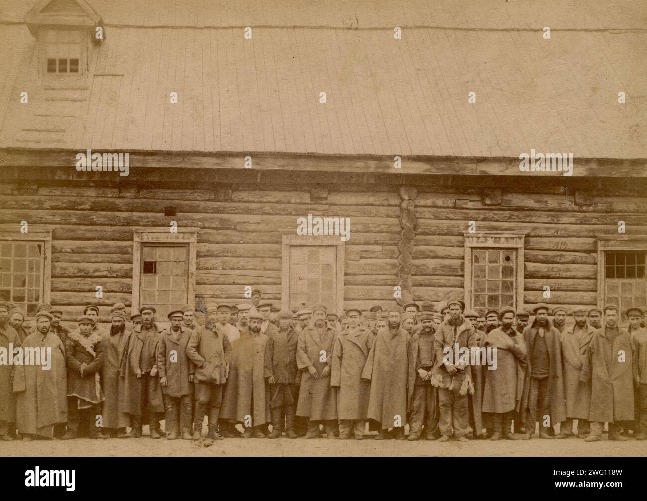 Verifica dei prigionieri, 1890. Questa collezione è composta da quarantaquattro fotografie dell'isola di Sakhalin e della città di Petropavlovsk-Kamchatskii tra la fine del XIX secolo e l'inizio del XX secolo. Le fotografie raffigurano strade, singoli edifici, panorami delle aree popolate e della popolazione locale, inclusi detenuti e prigionieri. La collezione offre approfondimenti sull'economia, la società e lo stile di vita in questo remoto angolo dell'Impero russo intorno alla fine del XX secolo. L'identità del fotografo è sconosciuta. Museo unificato regionale di Kamchatka Foto Stock