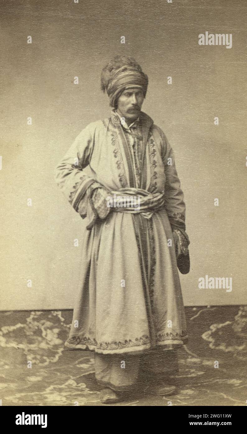 George Kennan, ritratto a figura intera in costume tradizionale di un gruppo etnico russo non identificato, rivolto leggermente a destra, tra il 1870 e il 1886. Foto Stock