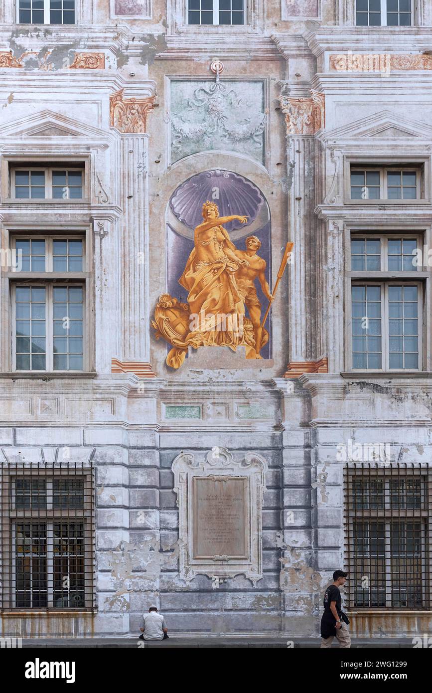 Affresco sulla facciata di Palazzo San Giorgio, costruito nel 1260, Piazza caricamento, Genova, Italia Foto Stock
