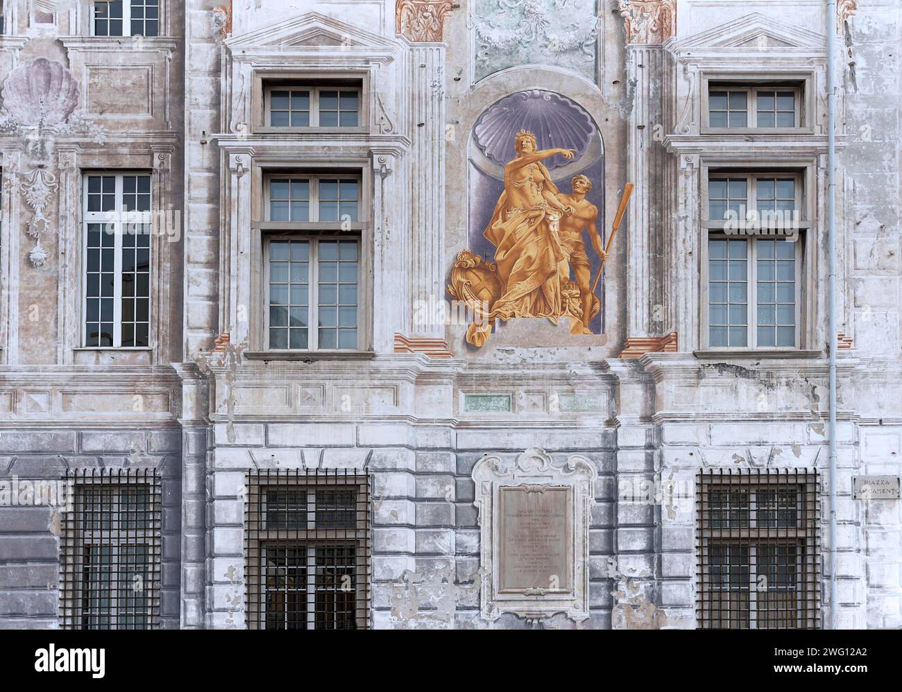 Affresco sulla facciata di Palazzo San Giorgio, costruito nel 1260, Piazza caricamento, Genova, Italia Foto Stock