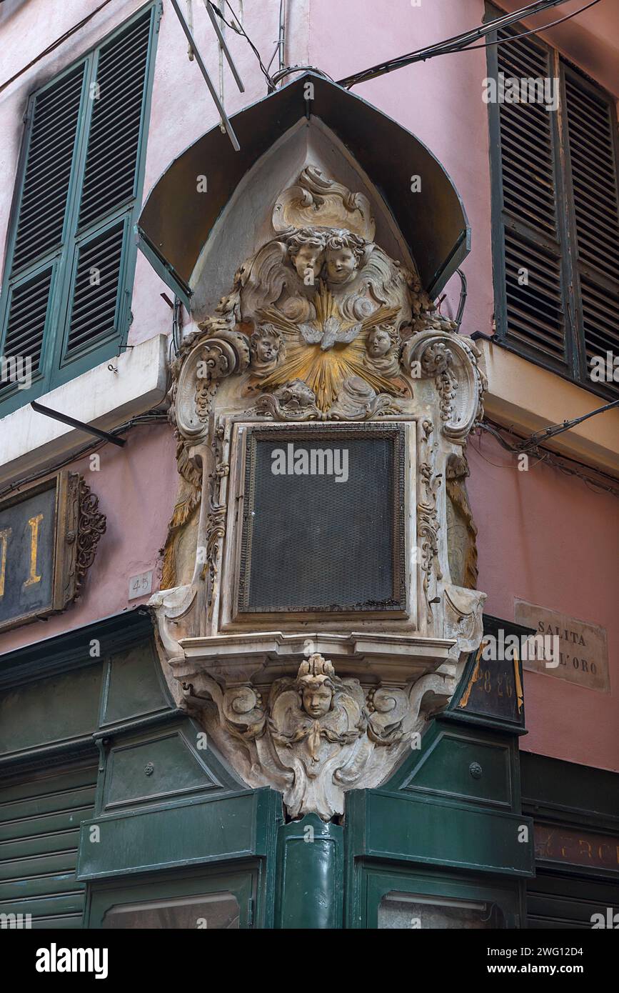 Figure di santi sotto un badachin in una casa d'angolo nel centro storico, Genova, Italia Foto Stock