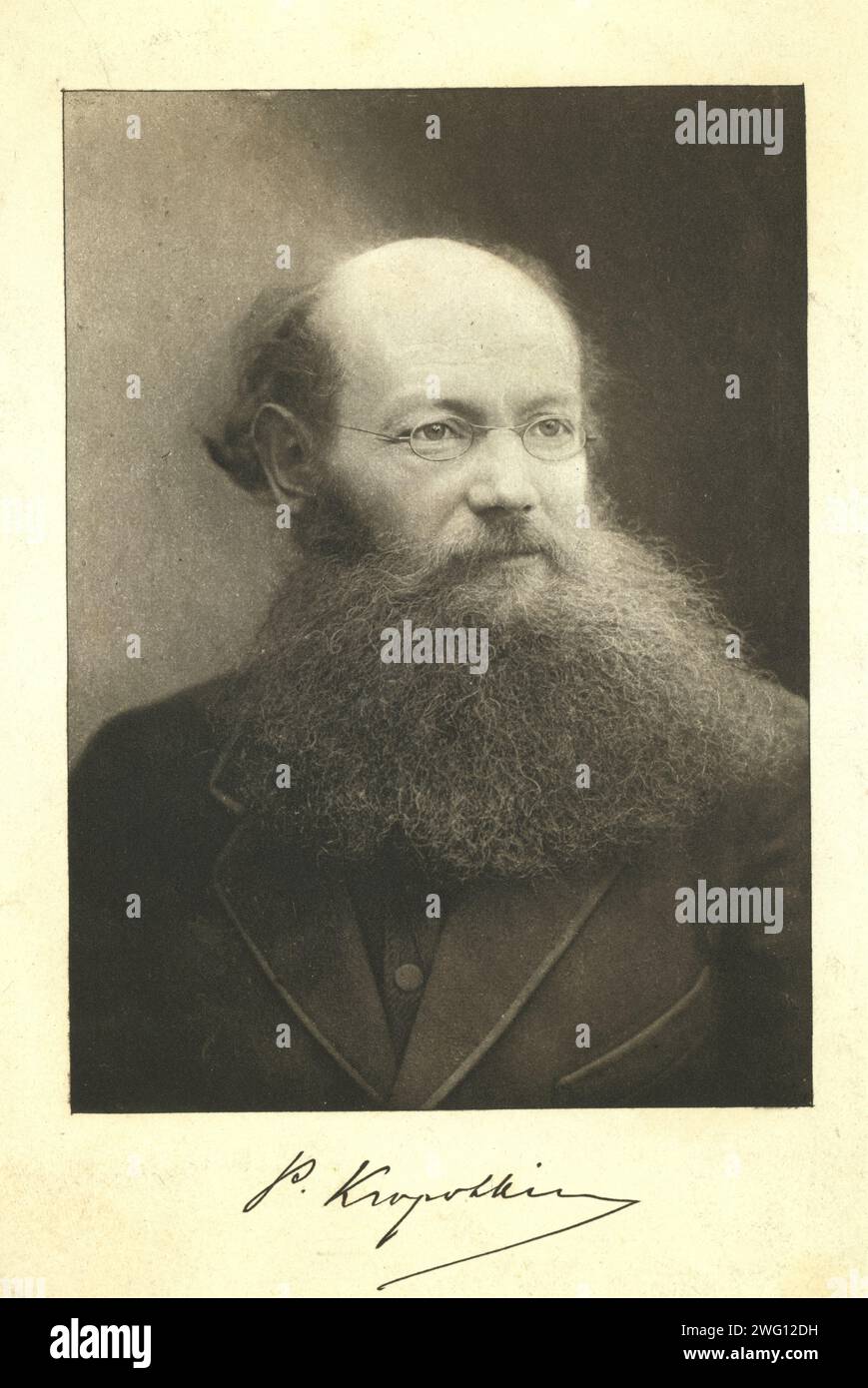 Petr Kropotkin, ritratto testa e spalle, rivolto a destra, tra il 1890 e il 1920. Foto Stock