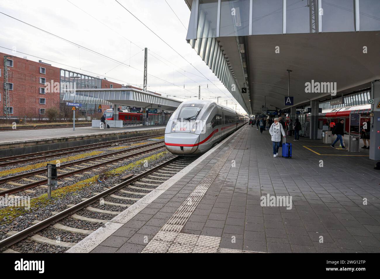 Eisenbahnverkehr am Münster Hauptbahnhof. Intercity Express Zug ICE4 der Deutschen Bahn. Münster