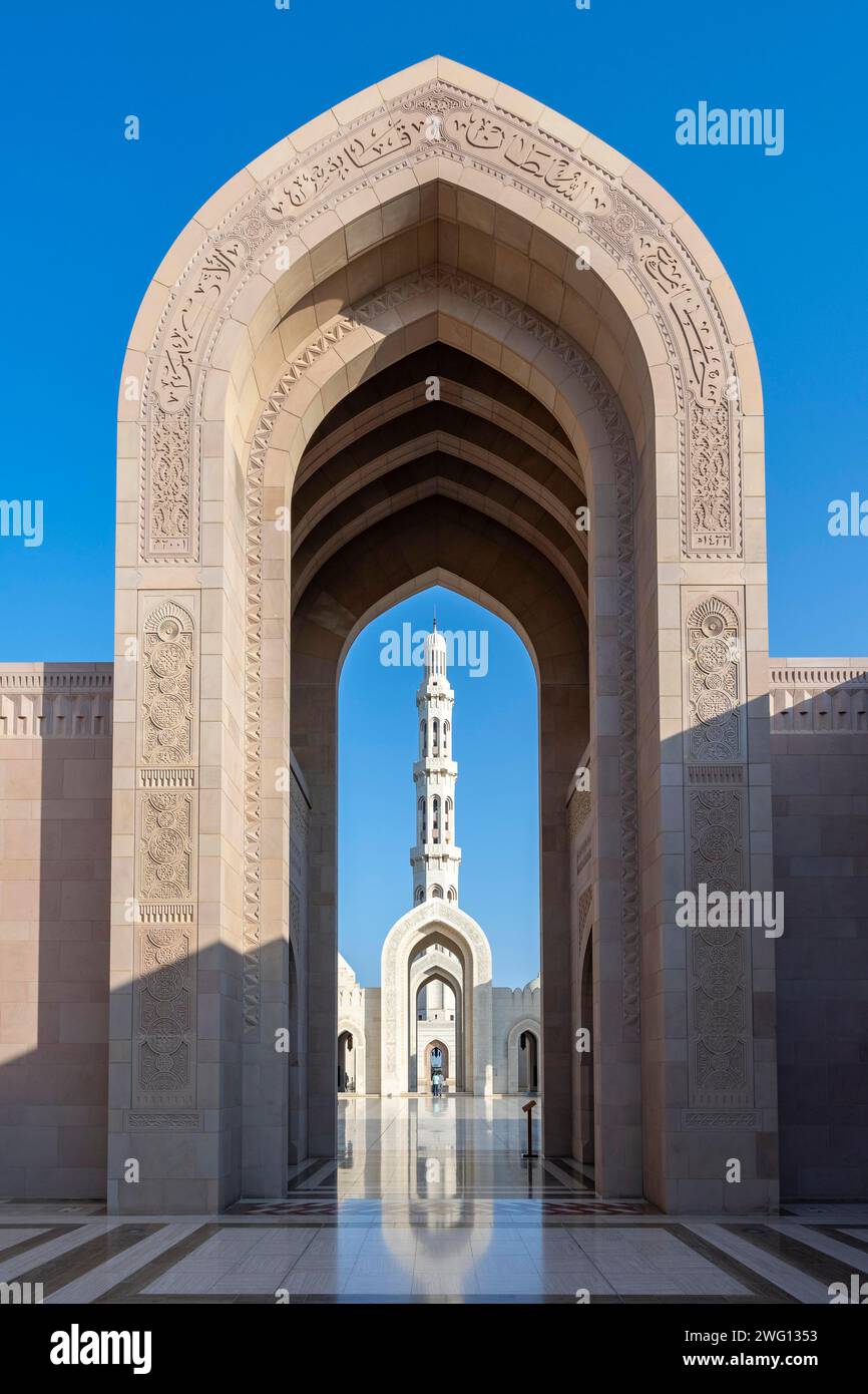 Grande Moschea del Sultano Qaboos, arcate con minareto, Mascate, Oman Foto Stock