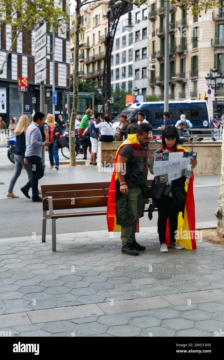 Pedoni con bandiere spagnole, dimostrazione, giorni festivi spagnoli, 12 ottobre 2016, autonomia, nazionalismo, Barcellona, Spagna Foto Stock