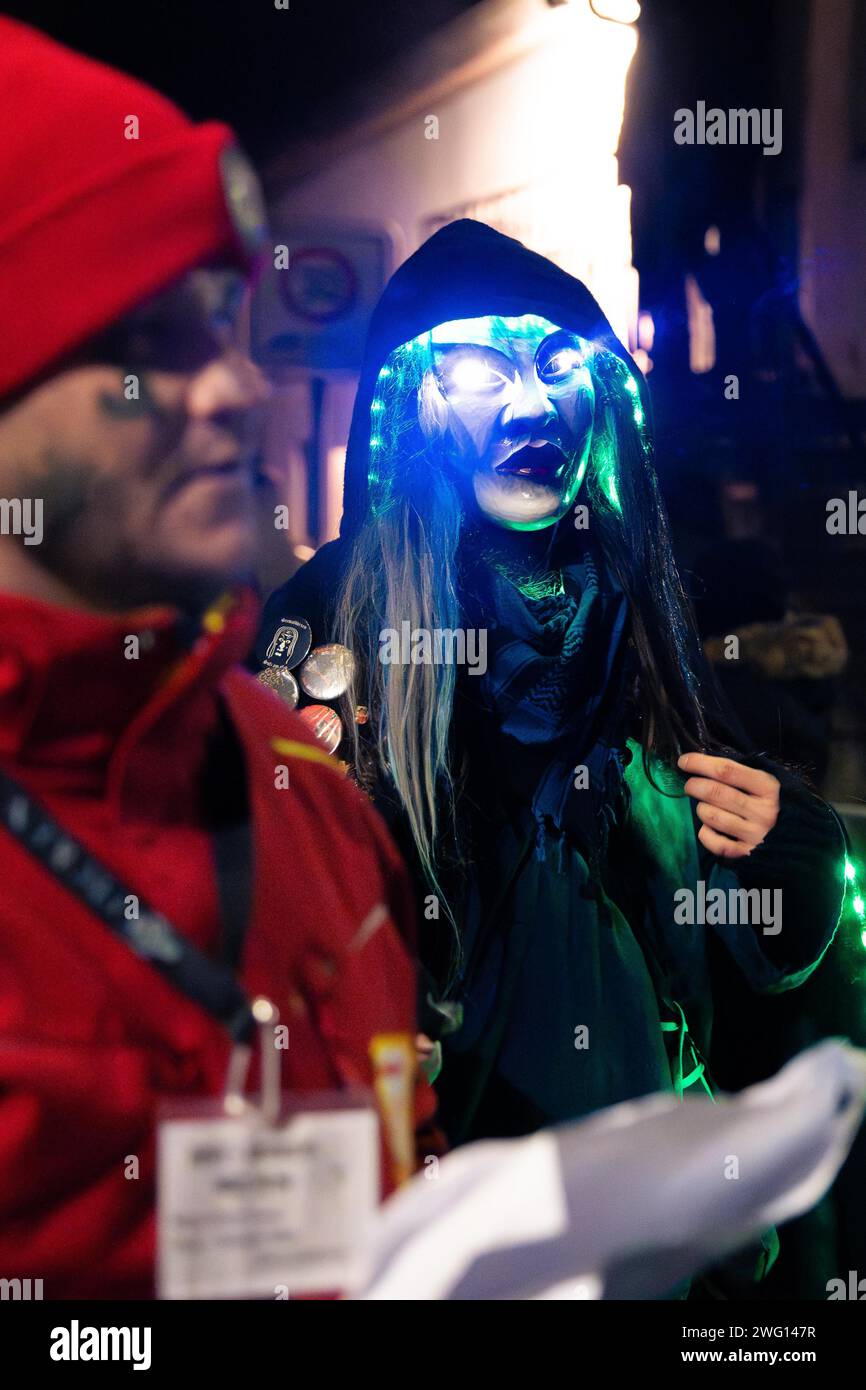Persona con occhiali lucenti e maschera alle streghe a una festa di carnevale serale, carnevale, sfilata notturna di Schellbronn, Schellbronn, Germania Foto Stock