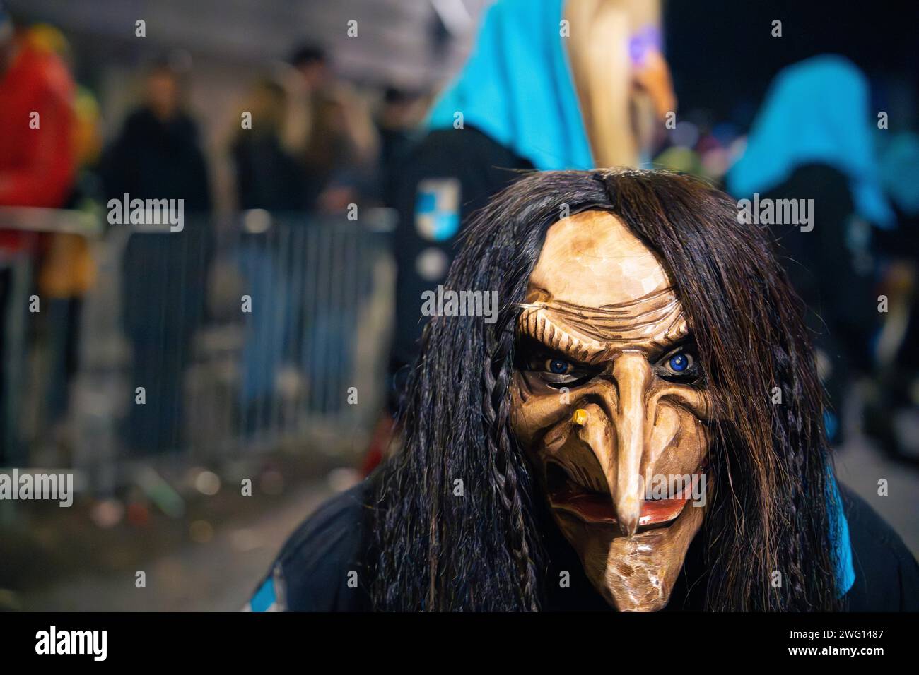 Primo piano di una spaventosa maschera di carnevale con effetto sfocato, carnevale, sfilata notturna di Schellbronn, Schellbronn, Germania Foto Stock