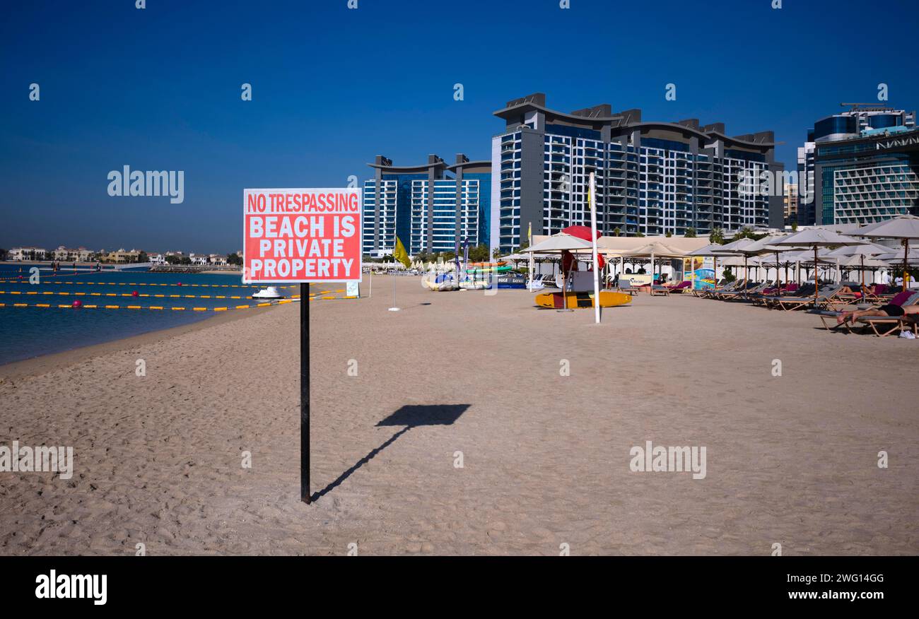 Cartello con la scritta "spiaggia privata", NON VI È ALCUN PROBLEMA, LA SPIAGGIA È DI PROPRIETÀ PRIVATA, spiaggia, ombrelloni, Hotel NH Collection The Palm Jumeirah, Dubai, Emirati Arabi Uniti Foto Stock