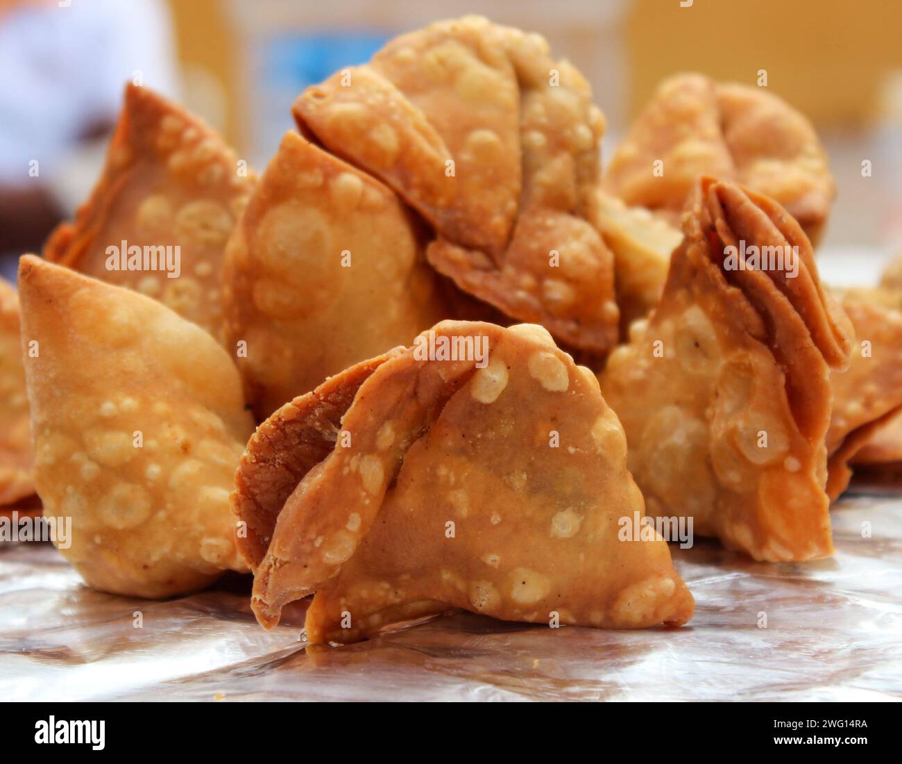 delizioso spuntino di samosa in mazzo Foto Stock