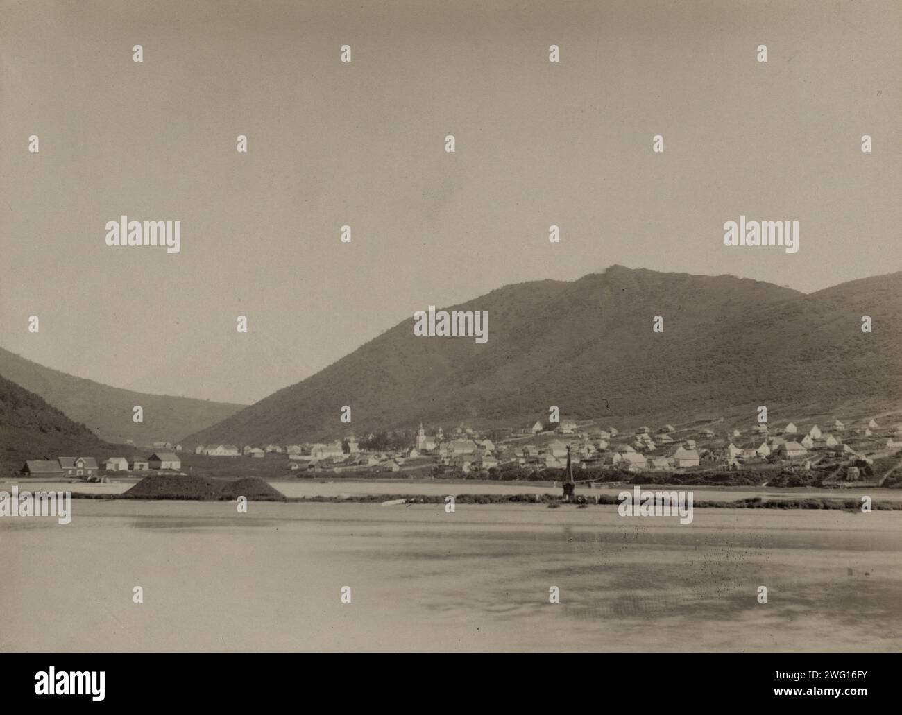 Vista generale di Petropavlovsk, 1889. Da una collezione composta da un album e singole fotografie che documentano il viaggio artico nel 1889 della nave clipper Razboinik (Pirata) e la costruzione dell'insediamento di Novo-Mariinskii (oggi Anadyr') sul Mare di Bering nel nord-est della Russia. La rilegatura unica, la data di acquisizione e il numero di inventario dell'album suggeriscono che appartenesse alla collezione fotografica dell'imperatore Nicola II L'album contiene fotografie della popolazione locale Chukchi e vedute del porto di Petropavlovsk, del villaggio di Nikol'skoe sull'isola di Bering, e. Foto Stock