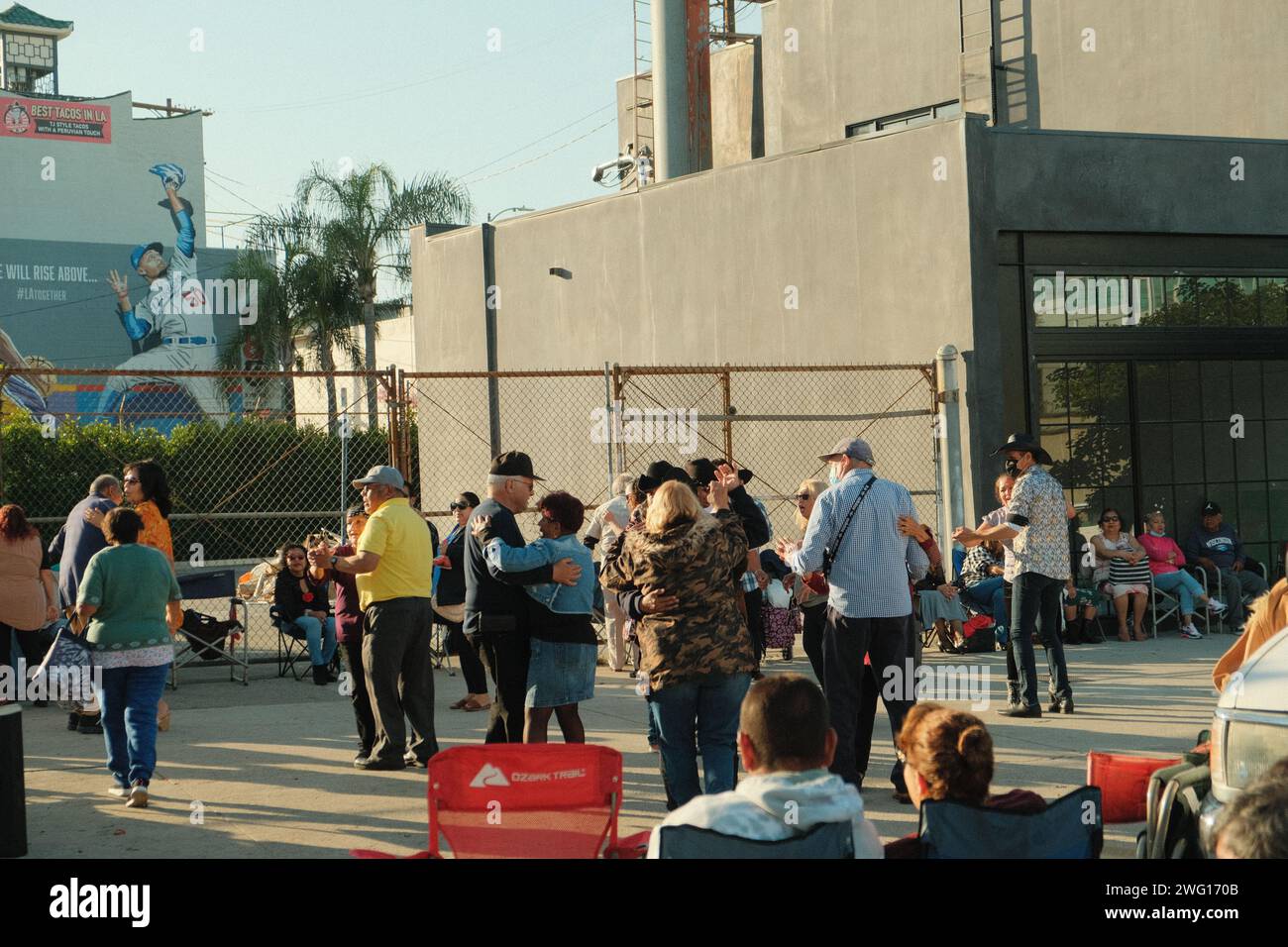 Un gruppo di pensionati che ballano per la strada di Los Angeles, USA. Foto Stock