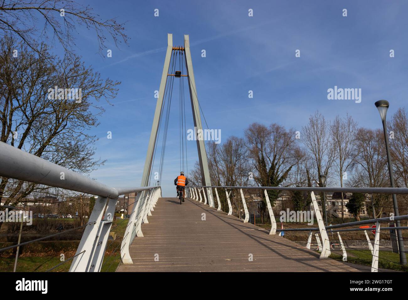 Moderno ponte ciclabile a Ninove, Fiandre Orientali, Belgio. Trasporti ecologici e mobilità nel centro della città. Copyspace in alto a destra. Foto Stock