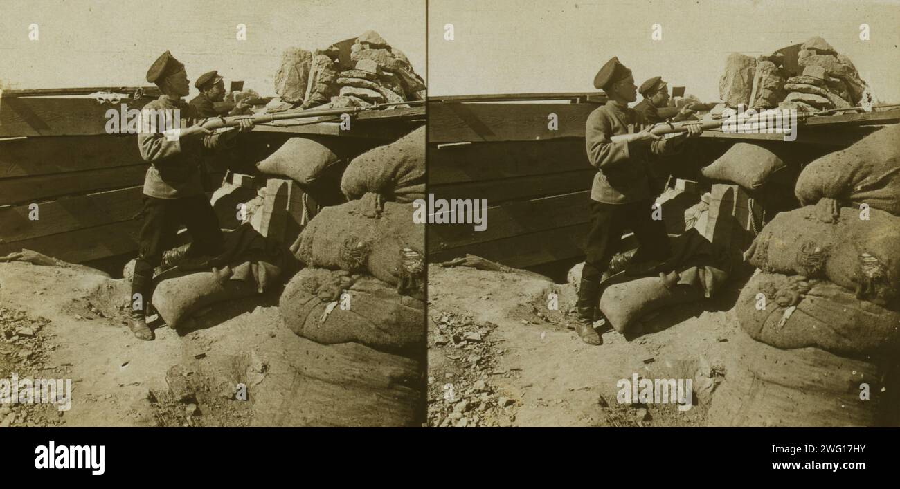 All'interno di un forte russo durante l'assedio - segni di conchiglia intorno a un cannone fittizio - Port Arthur, c1905. Foto Stock