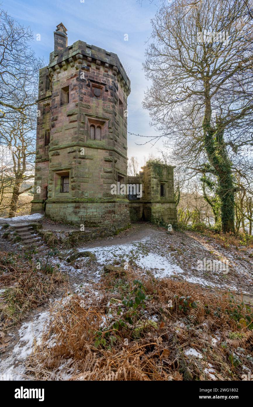 La torre dei guardiacaccia abbandonata al bacino idrico di Knypersley, Stoke on Trent, Staffordshire, Regno Unito. Foto Stock