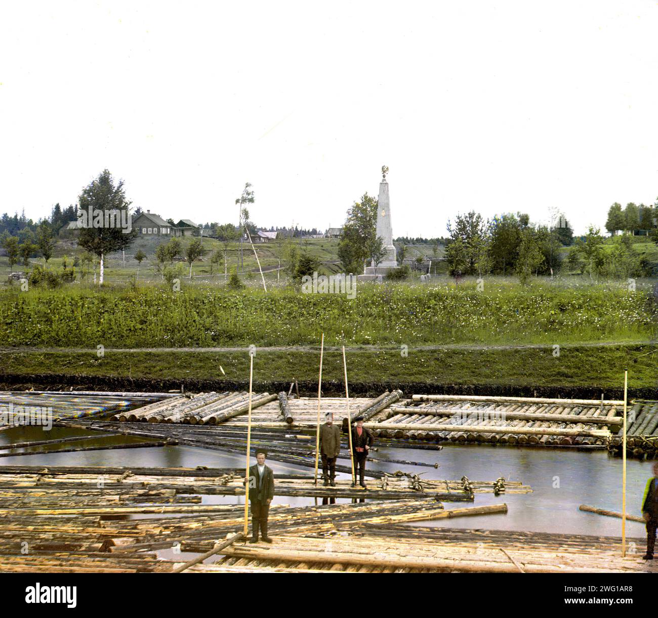 Uomini su zattere in primo piano, 1909. Accesso in Russia. Notare l'obelisco sullo sfondo. Il chimico e fotografo russo Sergey Prokudin-Gorsky (1863-1944) è stato un pioniere nella fotografia a colori che ha usato per documentare la Russia dell'inizio del XX secolo e il suo impero, incluso lo stile di vita scomparso dei popoli tribali lungo la via della seta in Asia centrale. In una camera oscura della carrozza ferroviaria fornita dallo zar Nicola II, Prokudin-Gorsky utilizzò il processo fotografico a tre colori per registrare costumi e occupazioni tradizionali, chiese e moschee - molti oggi patrimonio dell'umanità dell'UNESCO - nonché la modernizzazione i. Foto Stock