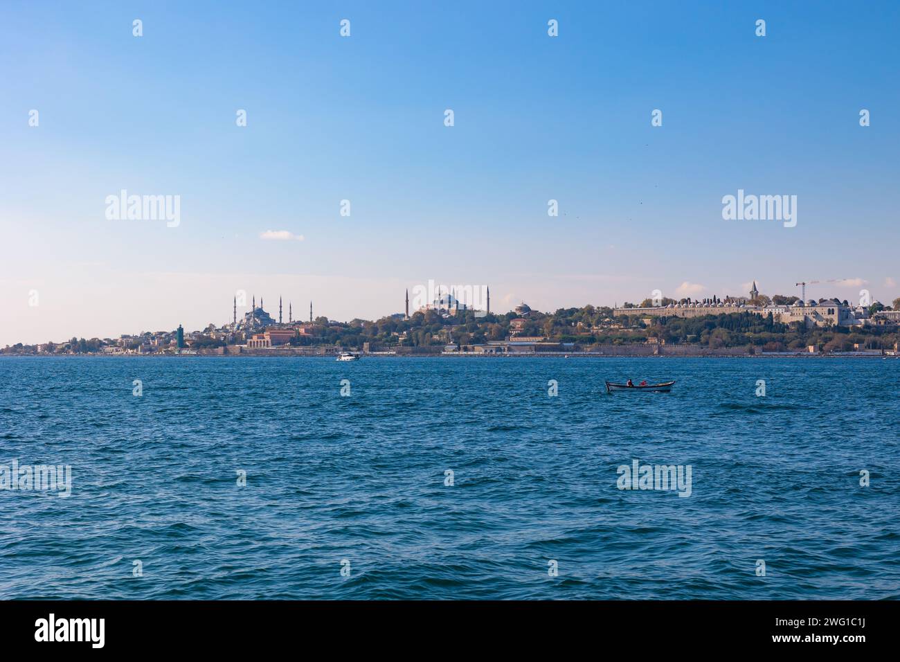 Vista su Istanbul. Penisola storica di Istanbul di giorno. Hagia Sophia, Sultanahmet o Moschea Blu e Palazzo Topkapi nella vista. Foto Stock