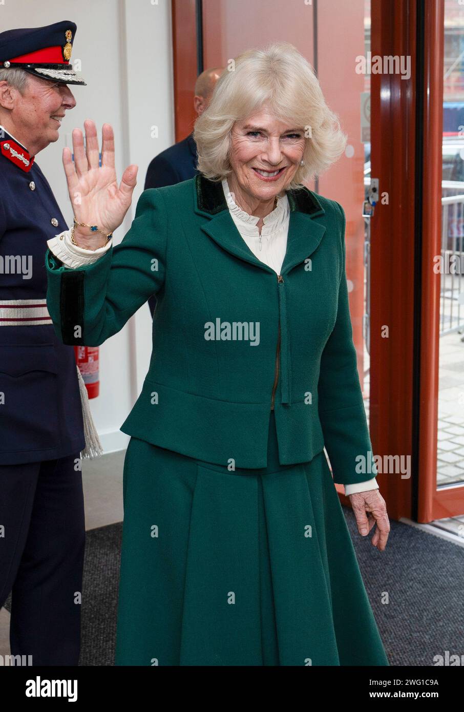 La regina Camilla durante una visita al Meadows Community Centre di Cambridge, nel suo ruolo di presidente del Royal Voluntary Service. Data immagine: Venerdì 2 febbraio 2024. Foto Stock