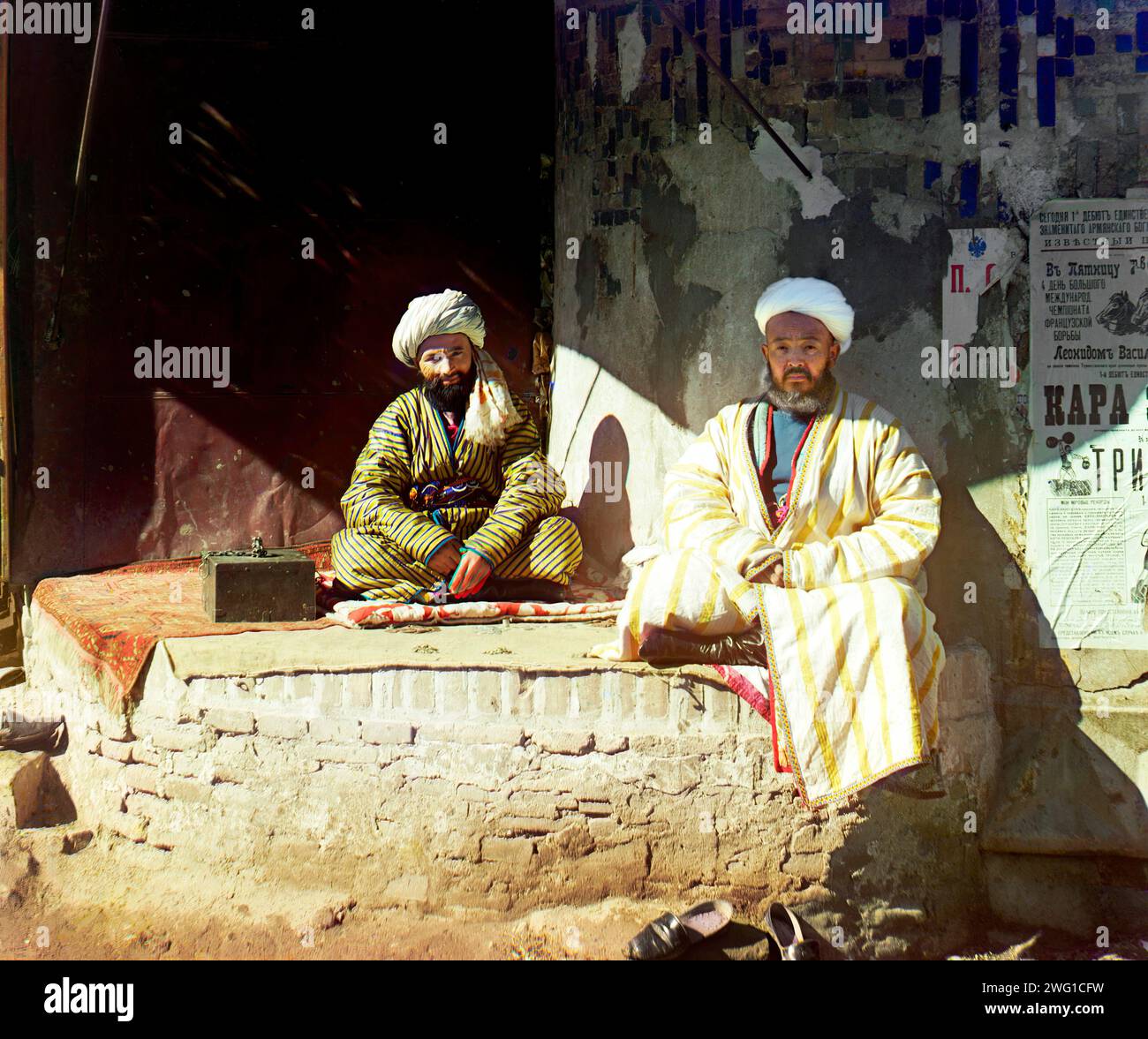 Commerciante nel Registan, Samarcanda, tra il 1905 e il 1915. Il Registan era il cuore dell'antica città di Samarcanda dell'Impero timuride, ora in Uzbekistan. Foto Stock