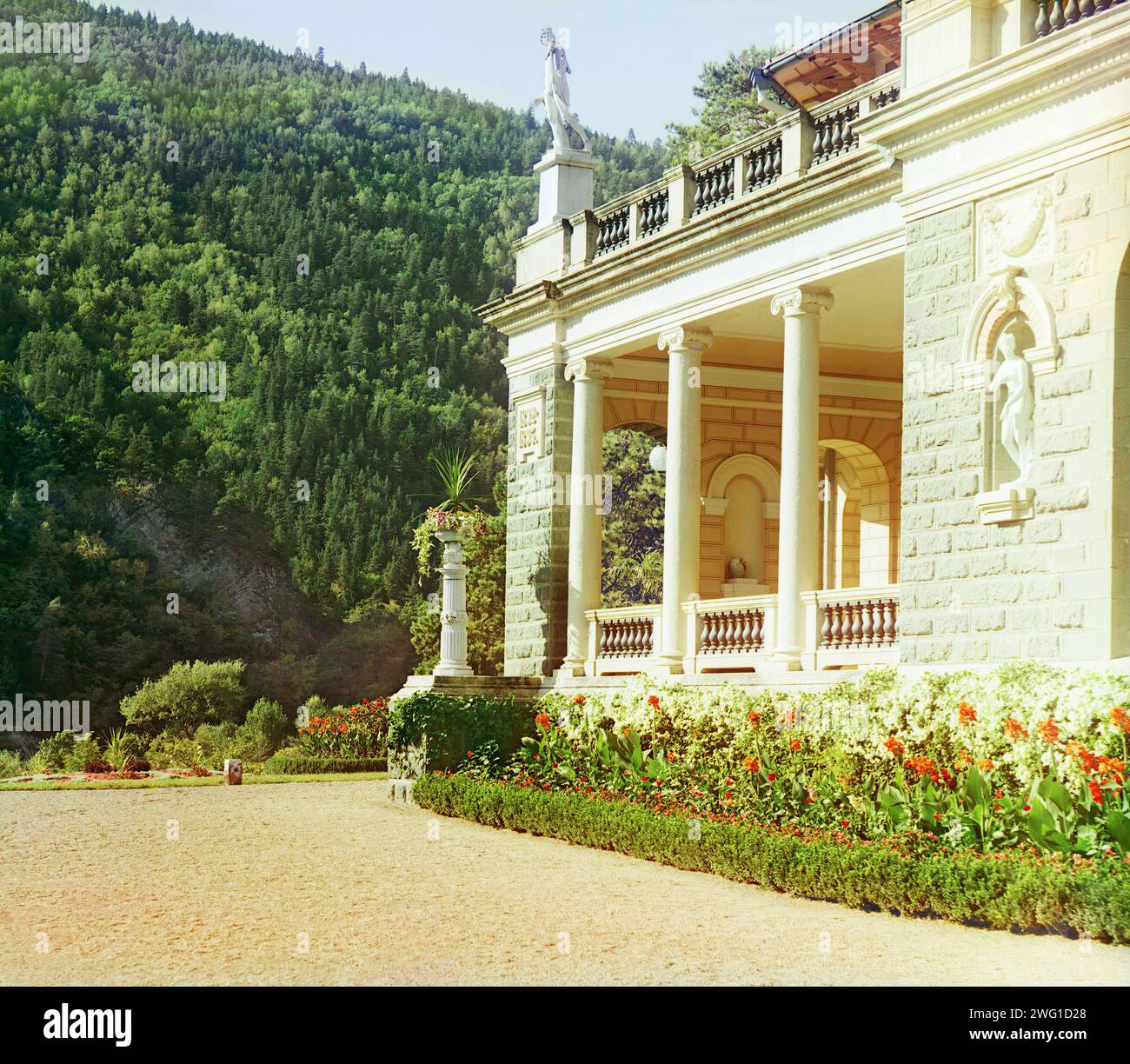 Angolo del palazzo Likanskii, tra il 1905 e il 1915. Le colline pedemontane della Likany delle montagne del Caucaso offrono uno sfondo drammatico per un palazzo costruito sul fiume Kura, vicino al confine russo con la Turchia e vicino alla città di Borzhomi nell'attuale Georgia. Il Palazzo Romanov, noto anche come Palazzo Likani, fu progettato da Leon Benois per il Granduca Nicola Mikhailovich di Russia. Foto Stock