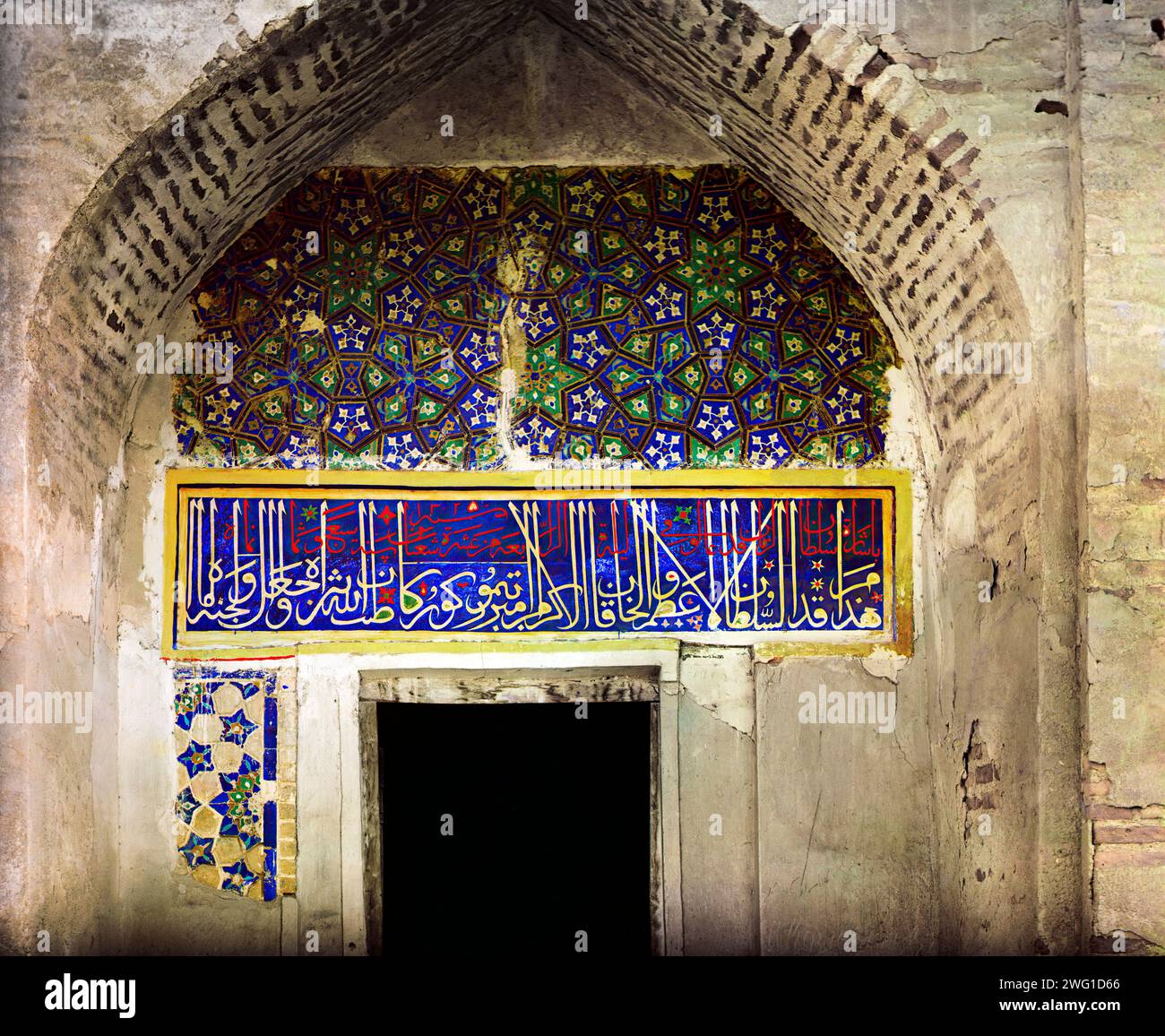 Ingresso alla moschea di Gur-Emir, Samarcanda, tra il 1905 e il 1915. Il Gur-i Amir o Guri Amir è un mausoleo del conquistatore turco-mongolo Timur (noto anche come Tamerlano) a Samarcanda, Uzbekistan. Foto Stock