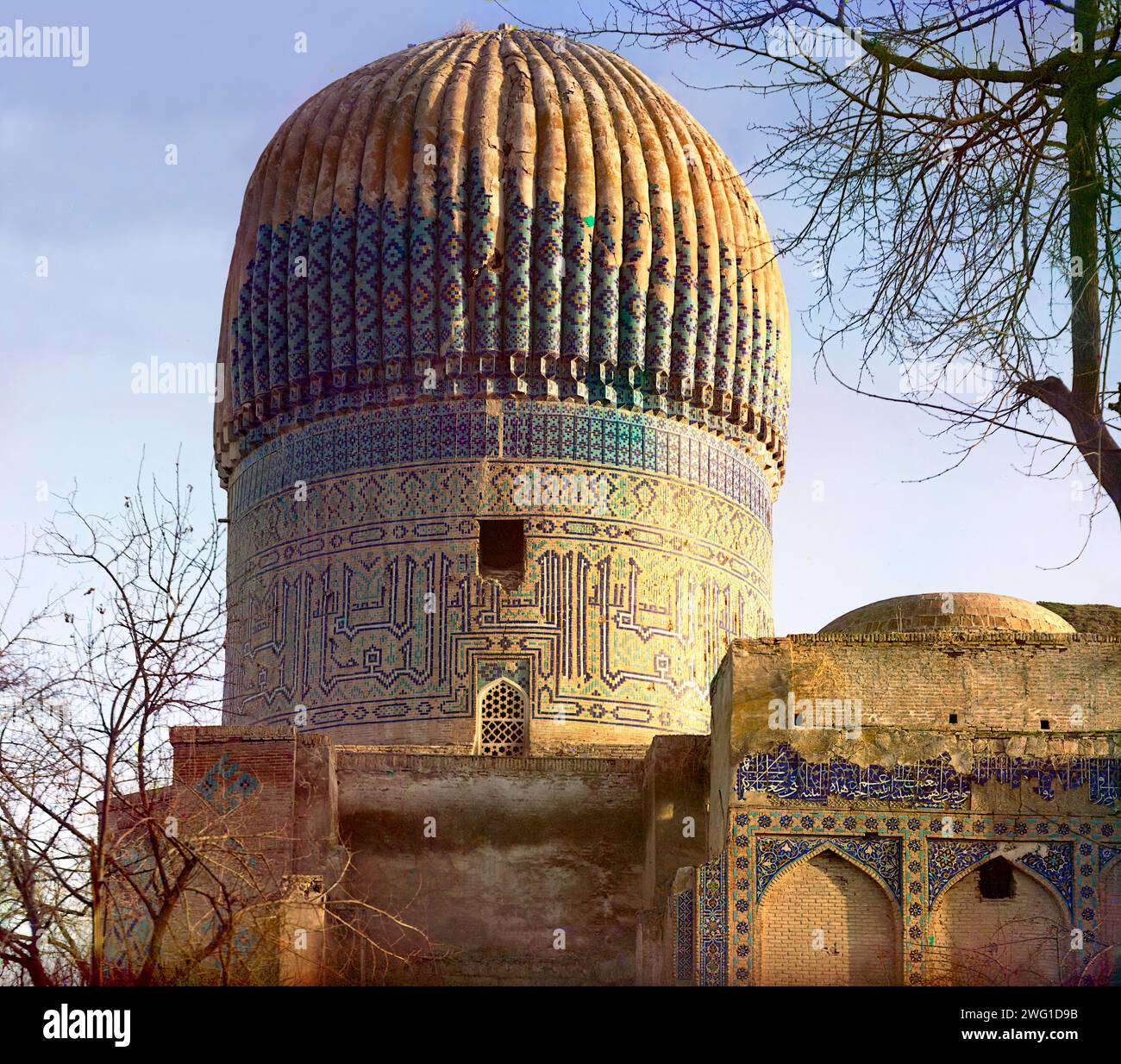 Cupola della moschea di Gur-Emir dal lato orientale, Samarcanda, tra il 1905 e il 1915. Il Gur-i Amir o Guri Amir è un mausoleo del conquistatore turco-mongolo Timur (noto anche come Tamerlano) a Samarcanda, Uzbekistan. Foto Stock