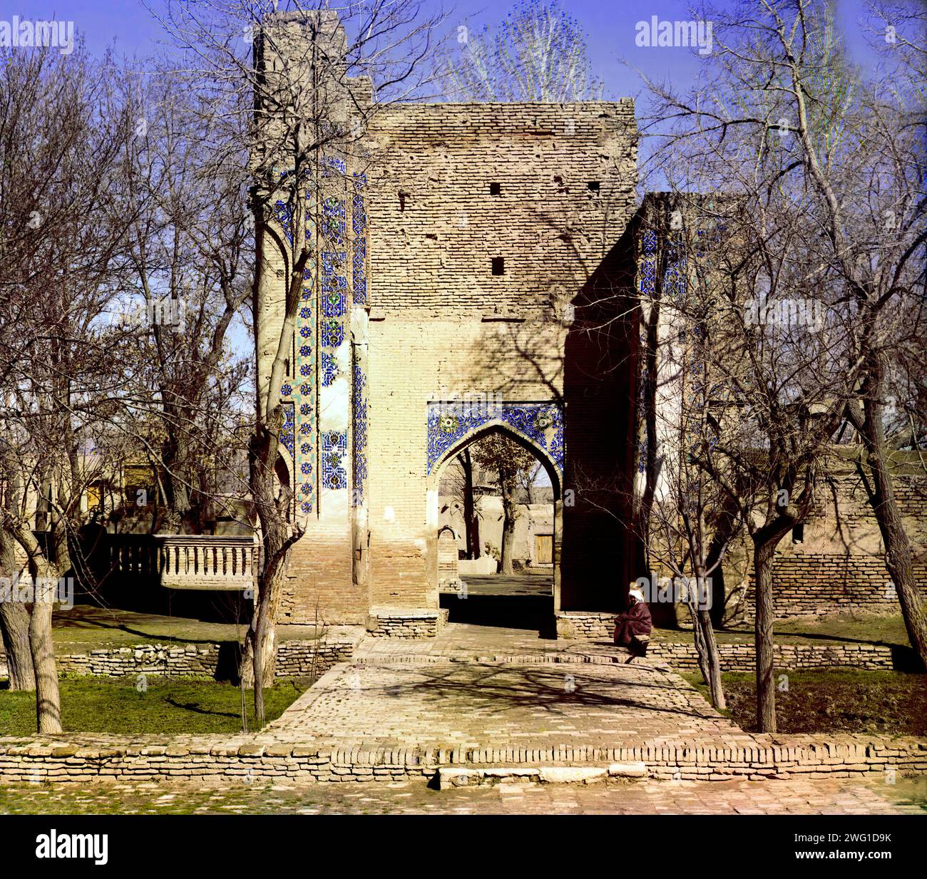 Esci dalla moschea di Gur-Emir, Samarcanda, tra il 1905 e il 1915. Il Gur-i Amir o Guri Amir è un mausoleo del conquistatore turco-mongolo Timur (noto anche come Tamerlano) a Samarcanda, Uzbekistan. Foto Stock