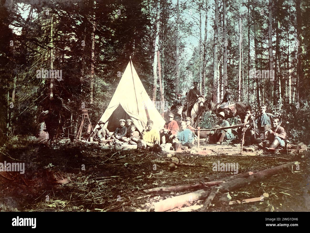 Road Surveying Party nella regione di Tomsk, 1906-1908. Fotografie che documentano varie fasi della costruzione di strade sterrate nella regione di Tomsk da parte di lavoratori e ingegneri del dipartimento per la costruzione di strade dell'amministrazione russa per il reinsediamento. Gli album risalgono al 1906-8 e al 1909. Lo stato russo pagò per la costruzione di strade come quelle raffigurate negli album al fine di collegare i coloni con una linea ferroviaria, un fiume navigabile o centri commerciali-industriali. Lo scopo generale del programma di costruzione di strade era quello di promuovere la colonizzazione della taiga (foresta di conifere umide re Foto Stock