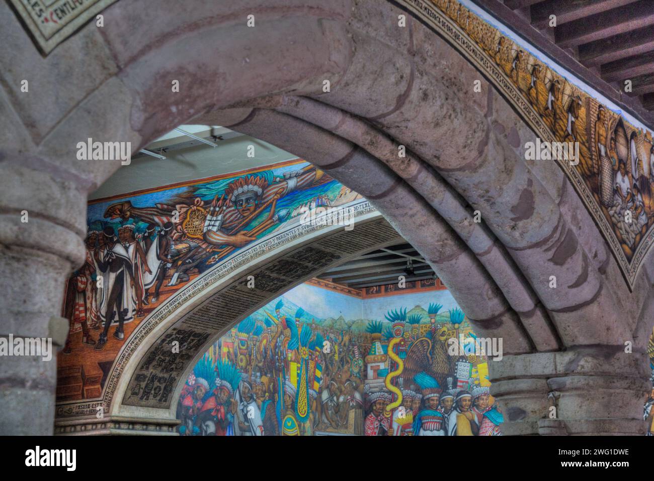 Palazzo del Governatore, XVI secolo, Foyer, con affreschi dell'artista Disiderio Hernandez Xochitiotzin, città di Tlaxcala, Stato di Tlaxcala, Messico Foto Stock