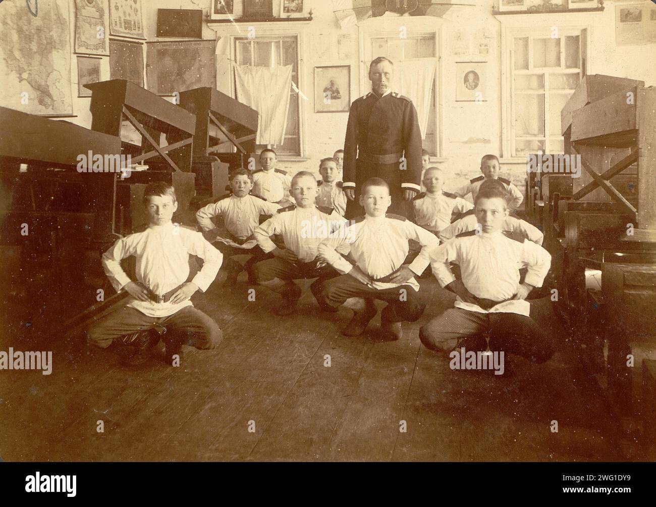 Scuola di ginnastica, 1909. Questa immagine è tratta da Tipy kazakov: Sibirskie kazaki na sluzhbe i doma (tipi di cosacchi: Cosacchi siberiani in servizio e a casa), uno dei tre album che raffigurano i territori, la cultura e lo stile di vita dei cosacchi che vivono nelle regioni delle steppe della Siberia occidentale e dell'attuale Kazakistan. Questi album sono stati creati ed esposti alla prima esposizione agricola, forestale e commerciale-industriale della Siberia Occidentale a Omsk nel 1911. Gli album facevano parte di una collezione di fotografie assemblata tra il 1891 e il 1918 dal museo del ramo siberiano occidentale della i Foto Stock