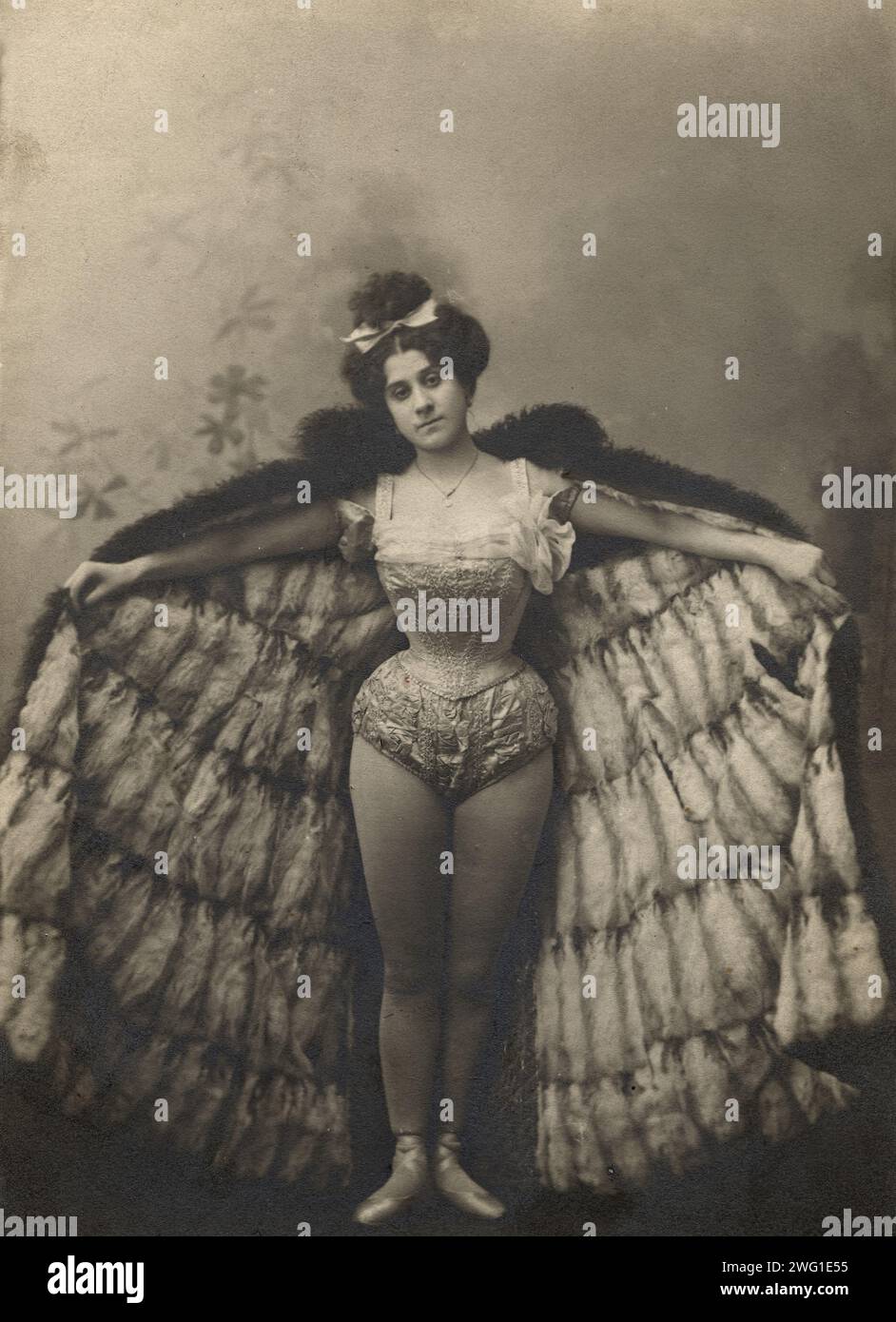 Aleksandra Semenovna Lavrent'eva, sorella del fotografo A.S. Lavrent'ev, in un costume da ballo, 1900. Questa collezione contiene 136 fotografie di Irkutsk risalenti alla fine del XIX secolo e all'inizio del XX secolo. Le fotografie mostrano vedute sia della città di Irkutsk che della campagna della provincia di Irkutsk; metodi di trasporto; e la cittadinanza; compreso il loro stile di vita, attività sociali e forme di intrattenimento. Museo di storia municipale di Irkutsk Foto Stock