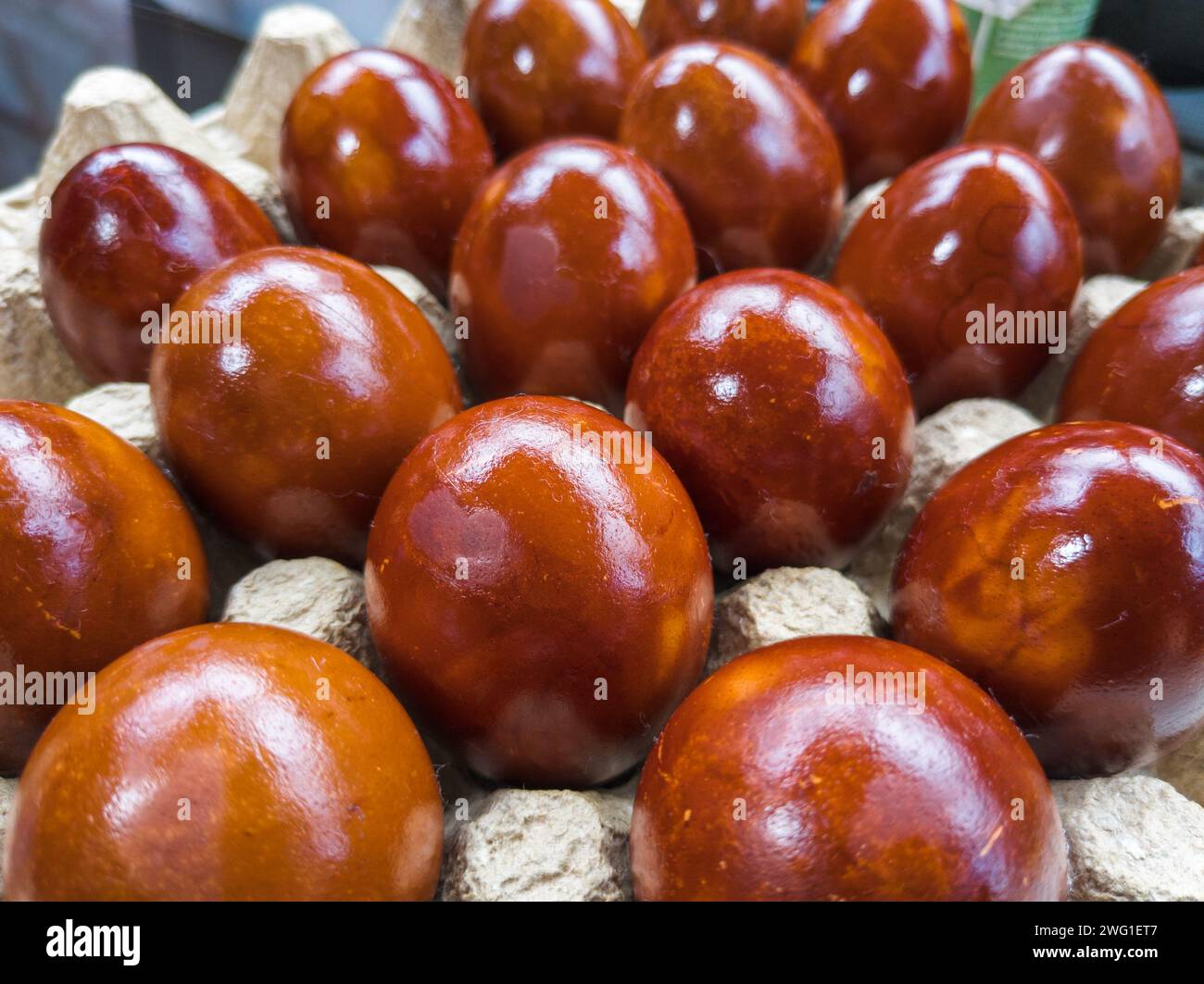 Uova di pasqua ortodosse dipinte con tunica di cipolla Foto Stock