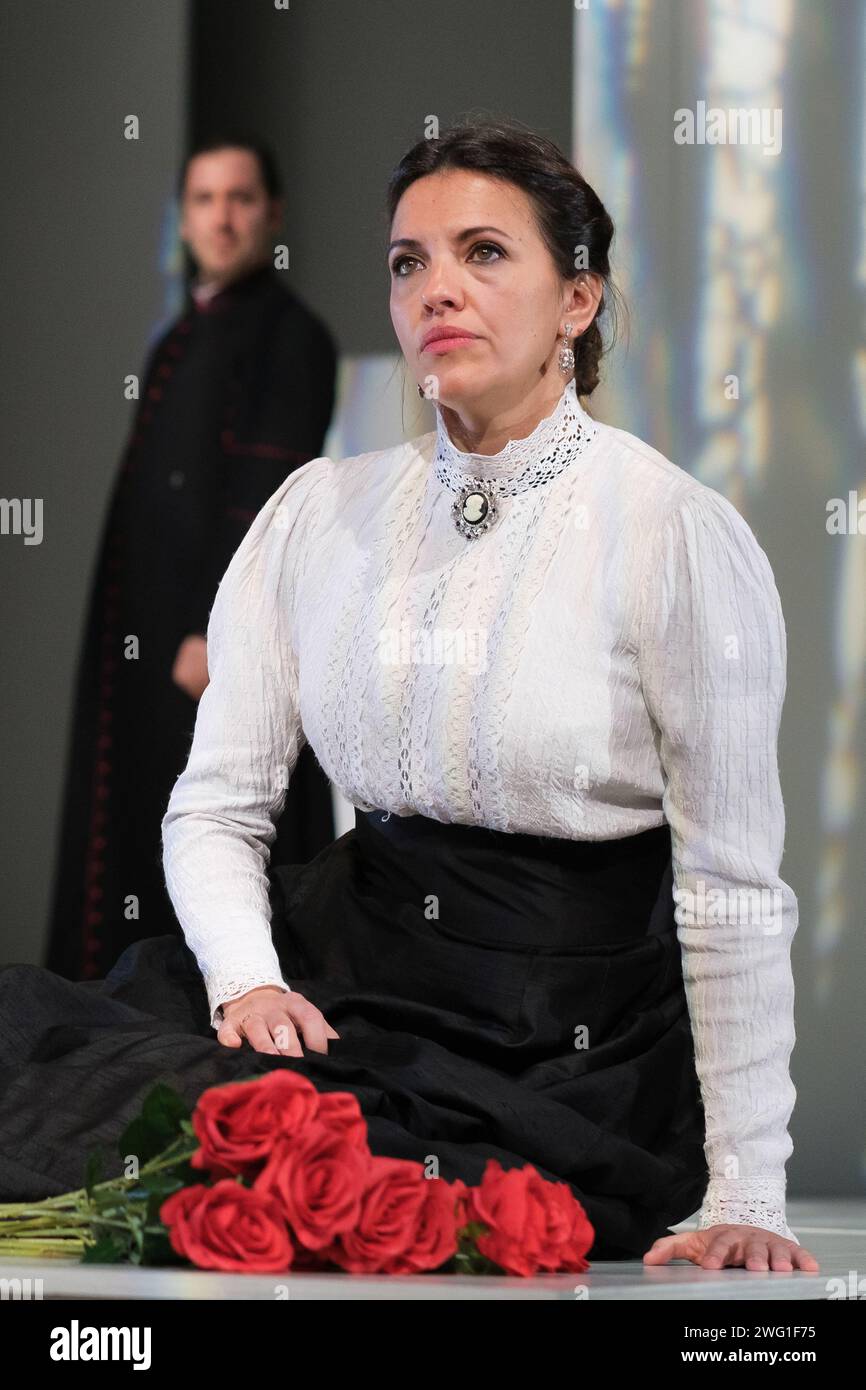 L'attrice Ana Ruiz si esibisce durante la presentazione dello spettacolo "la Regenta" al teatro Fernan Gomez di Madrid, 2 febbraio 2024, Spagna Foto Stock