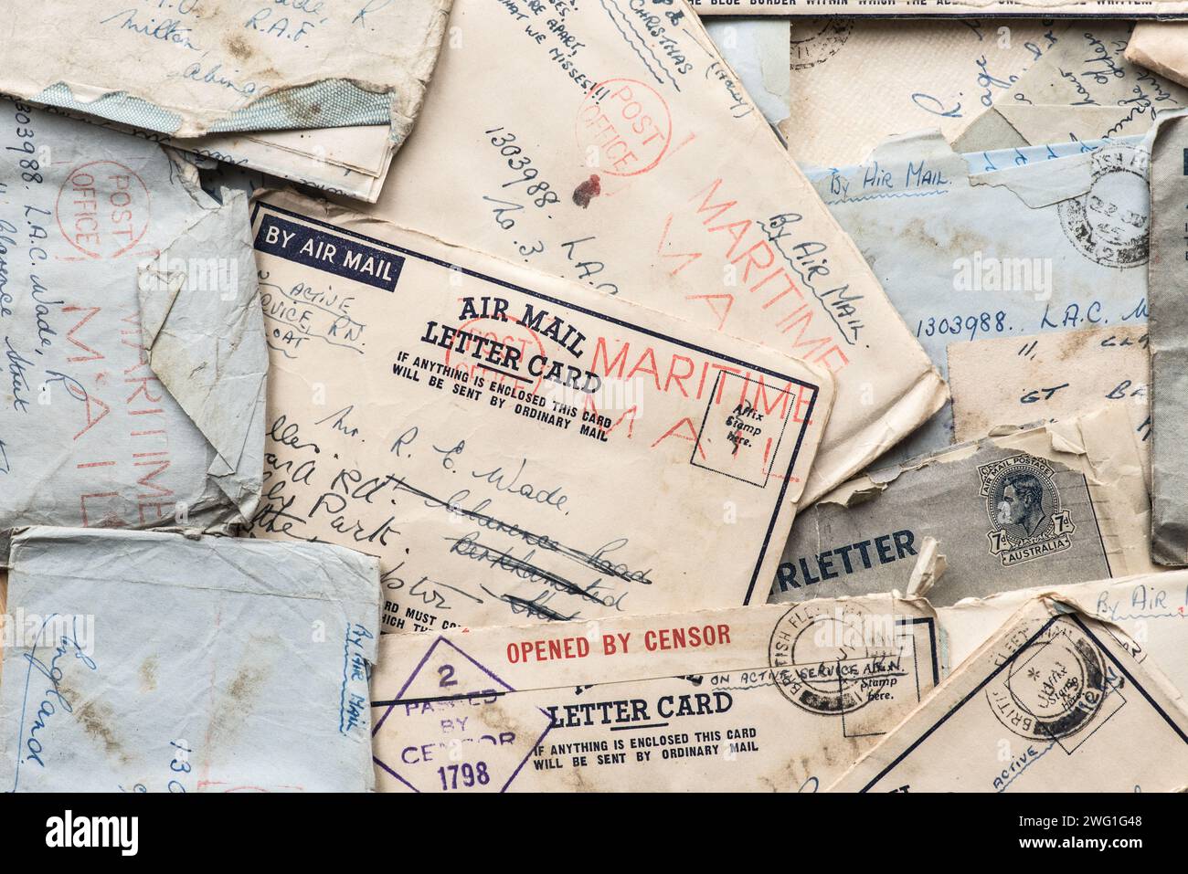 Lettere di posta aerea della seconda guerra mondiale via posta marittima da un Wren a un gentiluomo della RAF che mostra segni di posta, censura ecc. rimanendo in contatto nei momenti difficili. Foto Stock