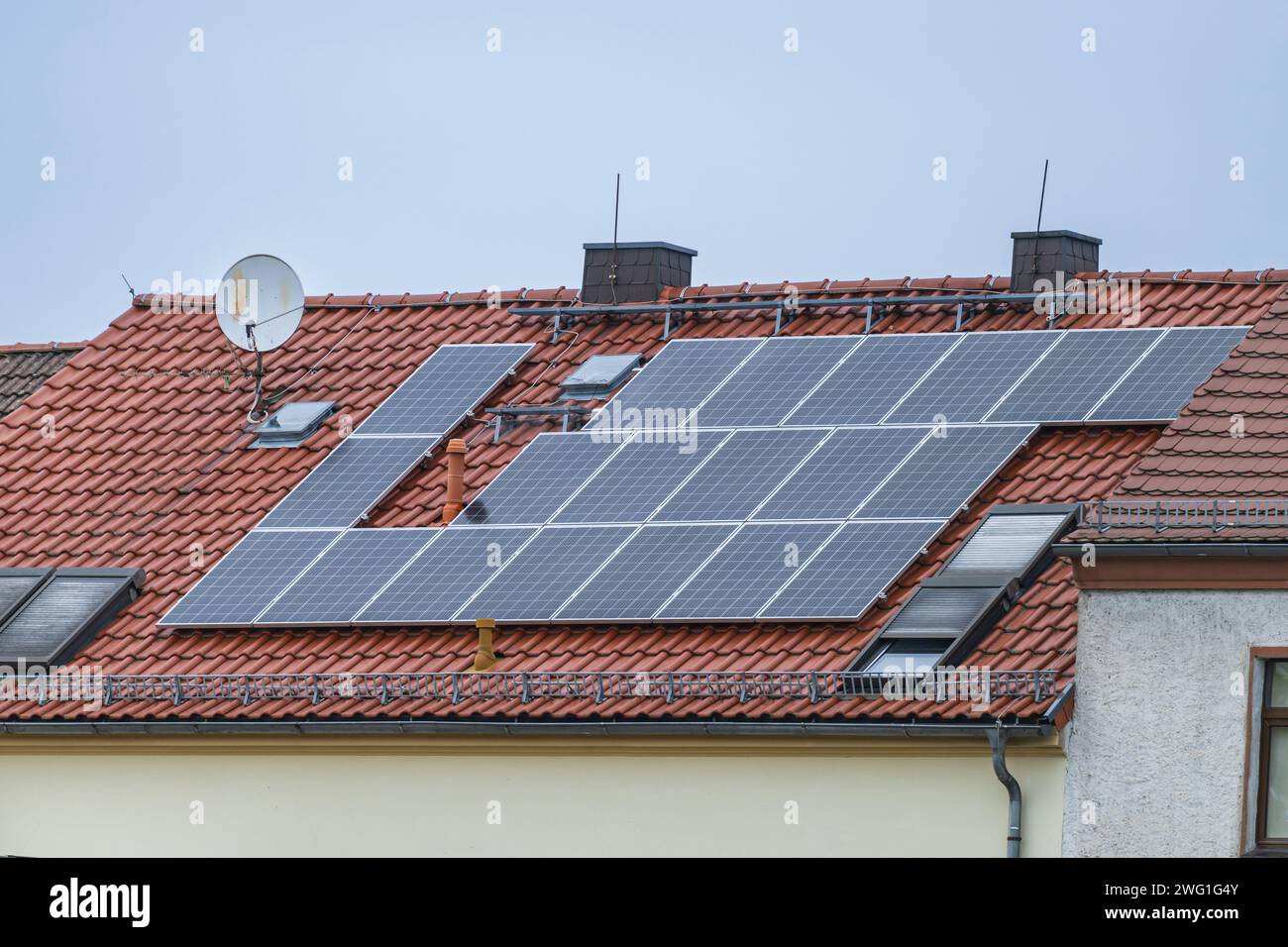 Un sistema solare sul tetto , parte della transizione energetica in Germania Foto Stock