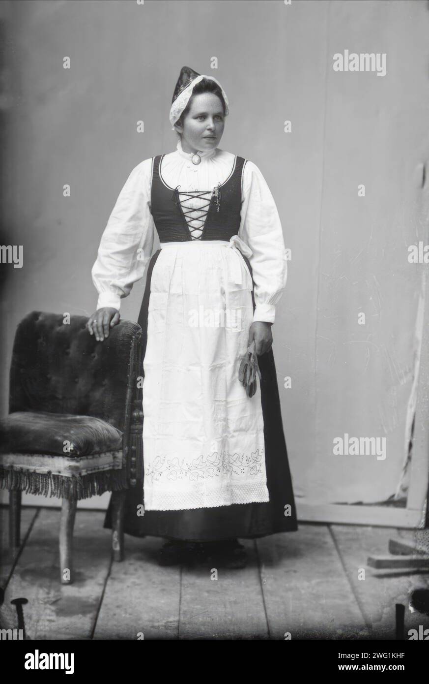 Elise Larsson f Johansson di R&#xf6;rb&#xe4;ckn&#xe4;s, parrocchia di Lima, Dalarna vestita in costume tradizionale, 1890-1910. Foto Stock